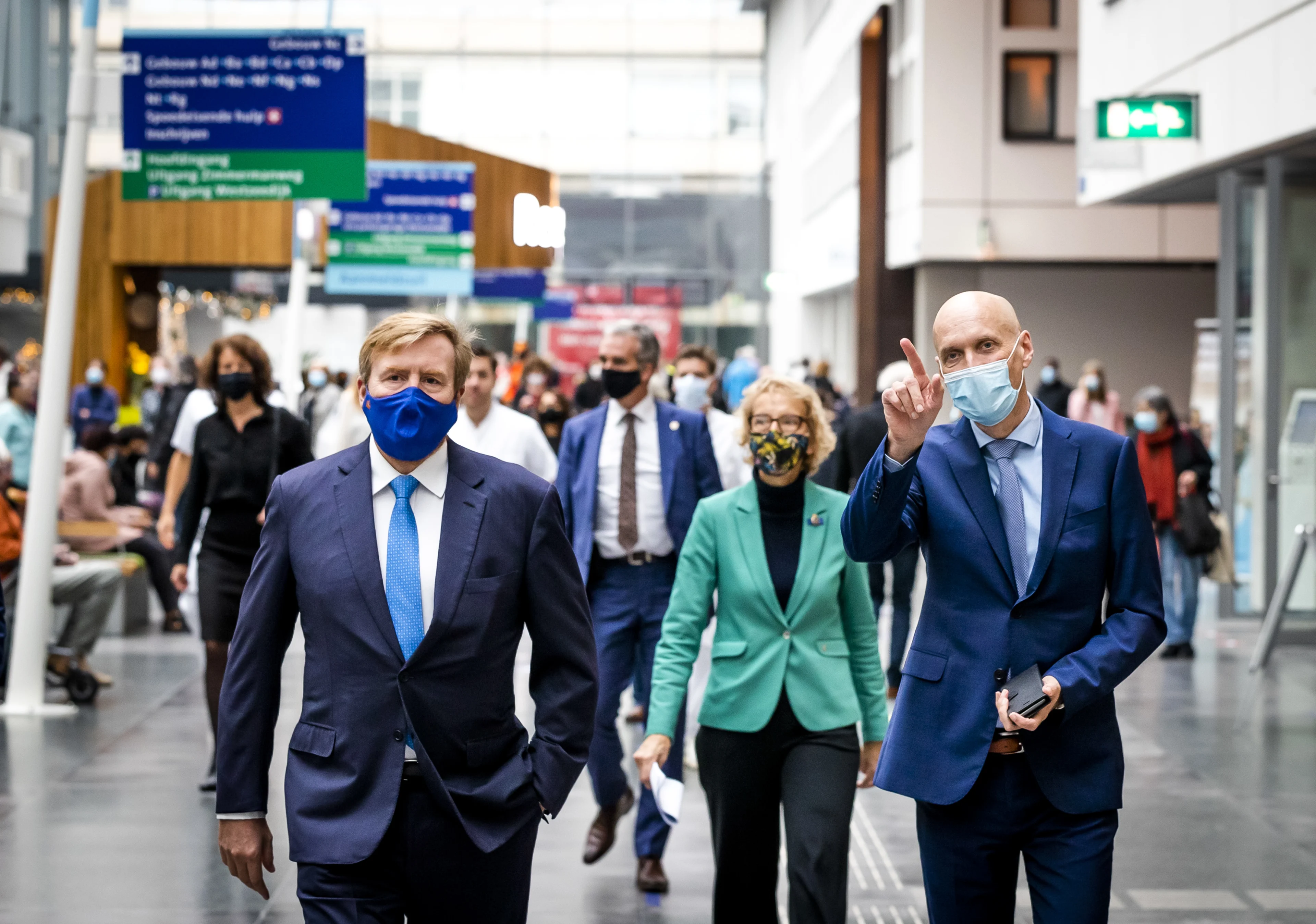Koning bezoekt corona-artsen in Erasmus MC