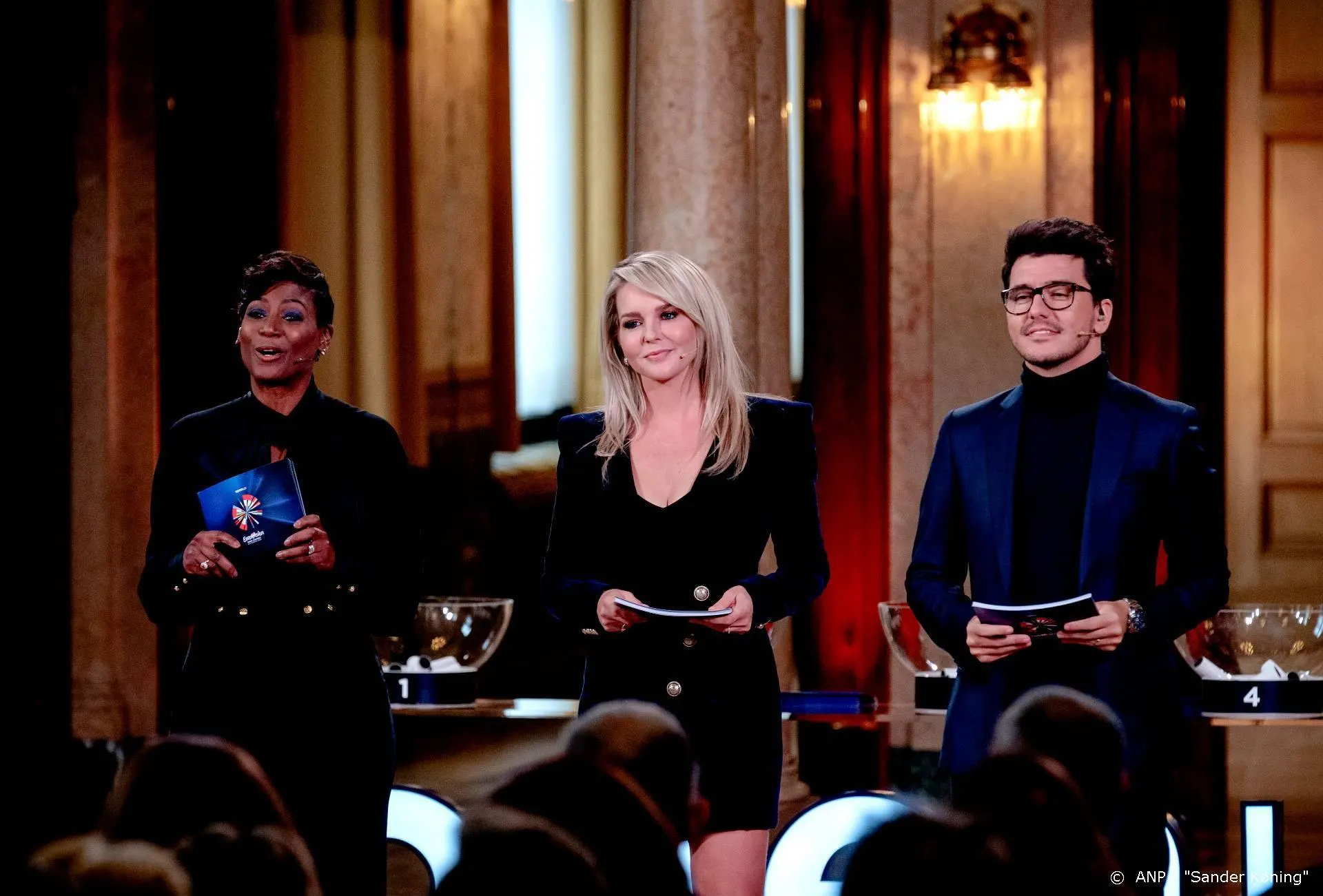 Jan Smit neemt paling mee voor Eurovisie-crew