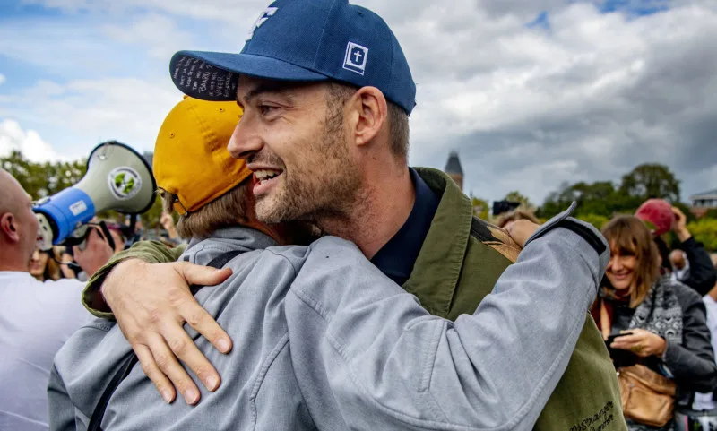 ZIEN: Woeste Lange Frans loopt weg van interview