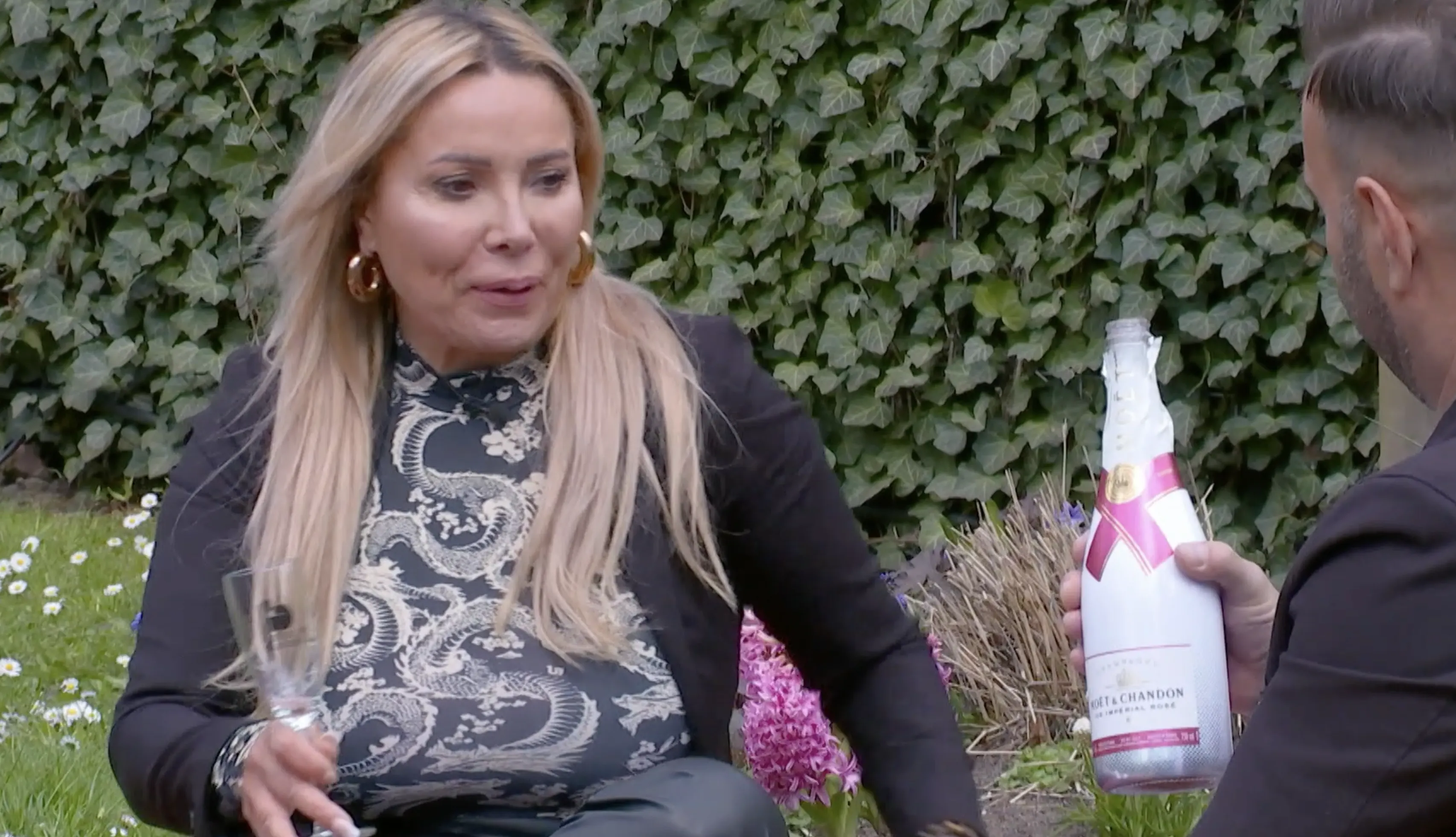 Voom Voom-Bianca op date in Lang Leve de Liefde