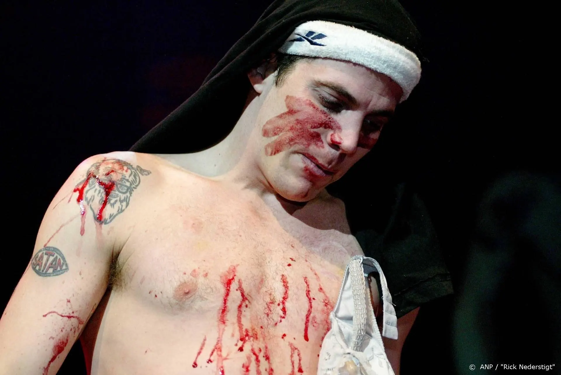 Steve-O plakt zichzelf vast aan billboard