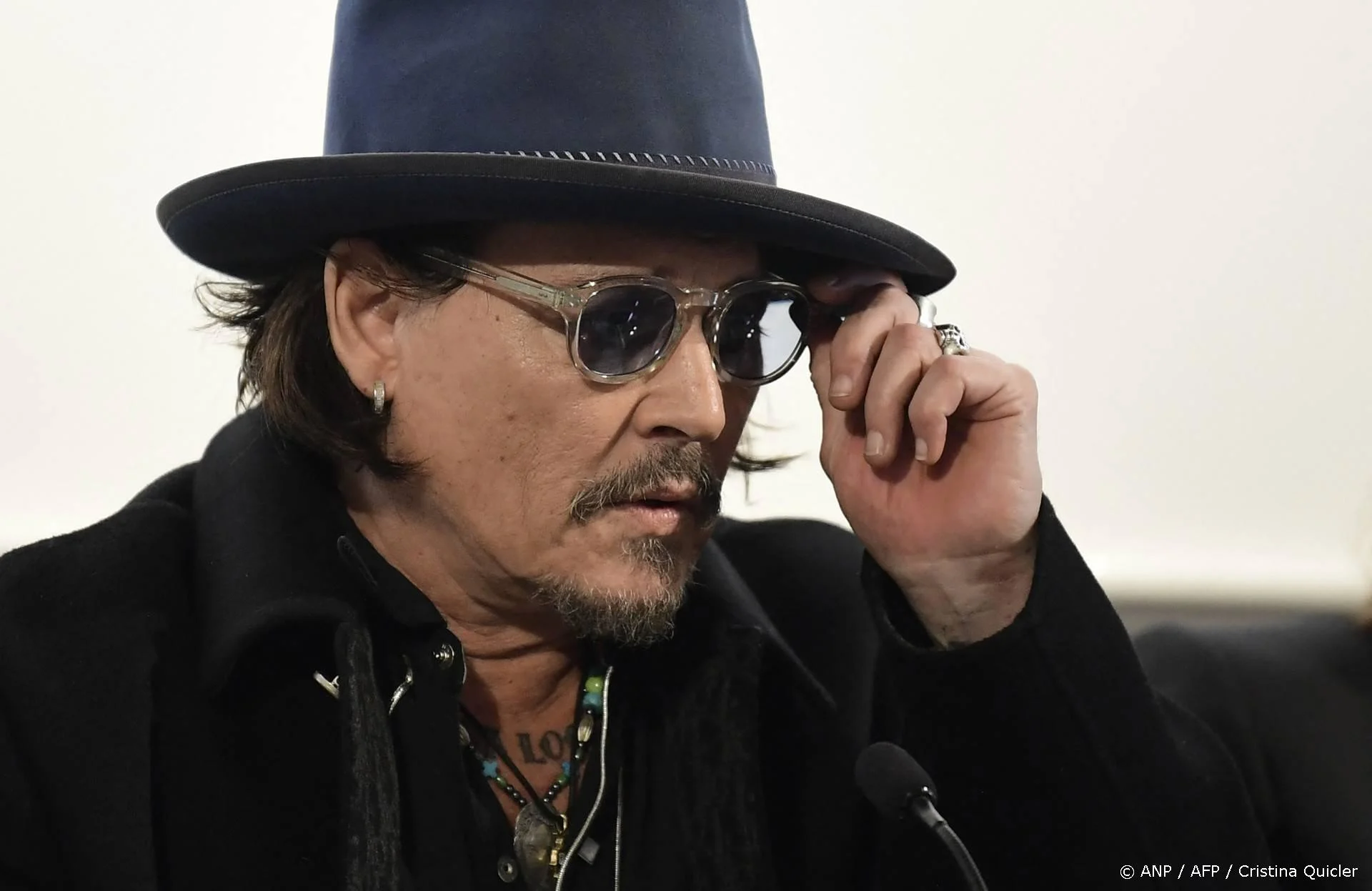 Zien: Johnny Depp eert Ozzy Osbourne op verrassende wijze