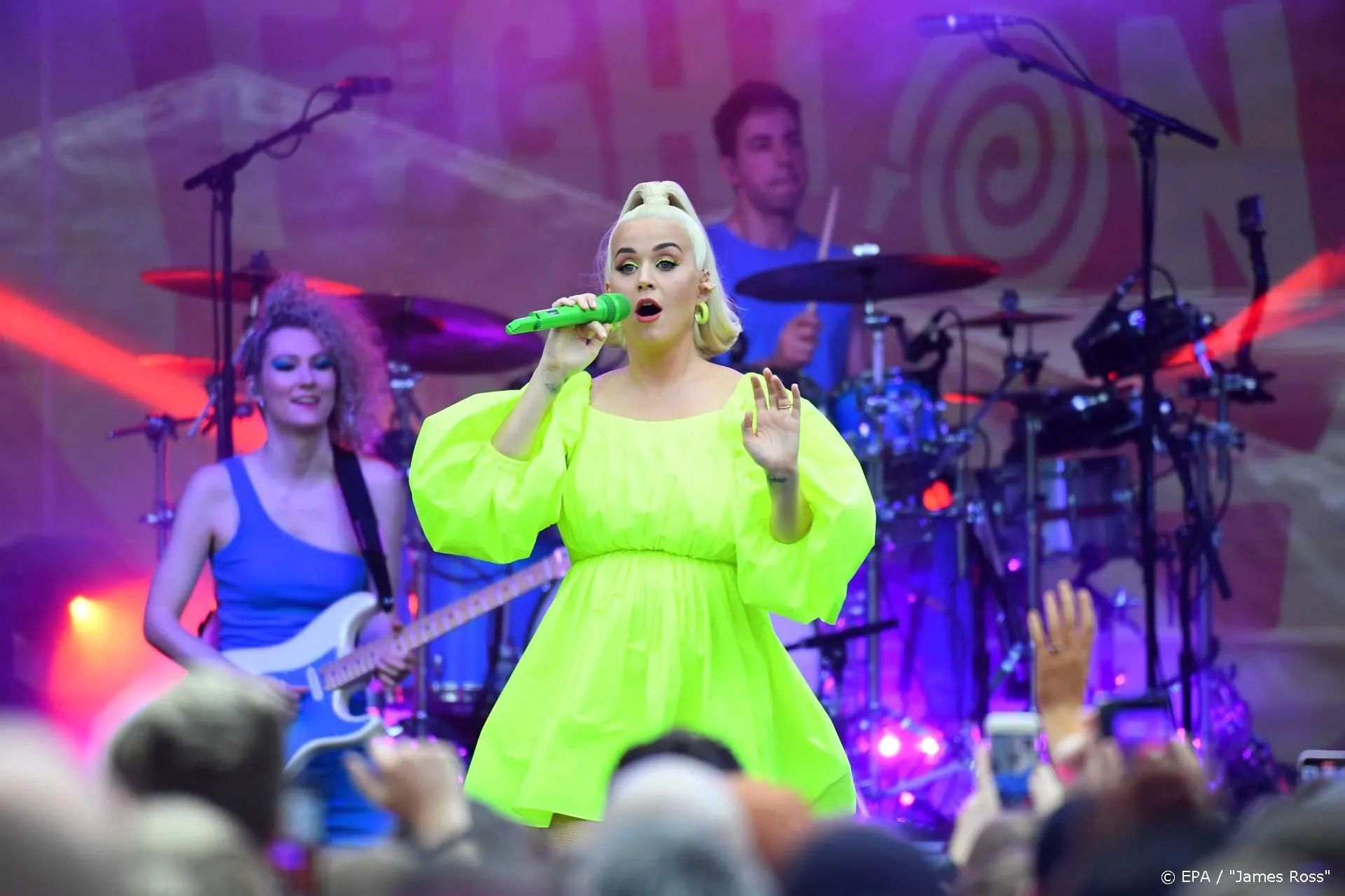 Katy Perry volledig in oranje op podium Tomorrowland