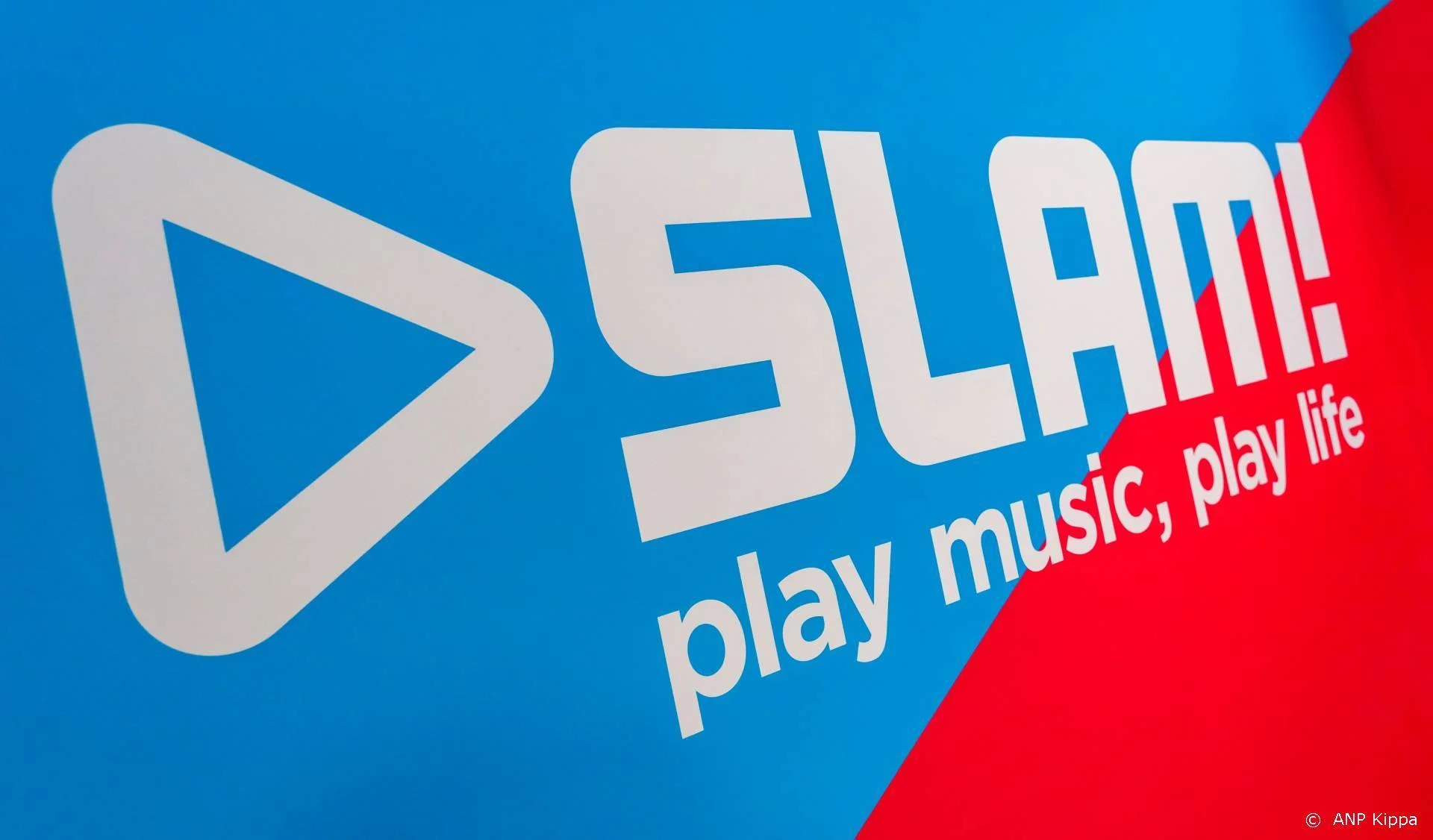 Dj's treden vanuit woonkamer op tijdens onlinefestival SLAM!