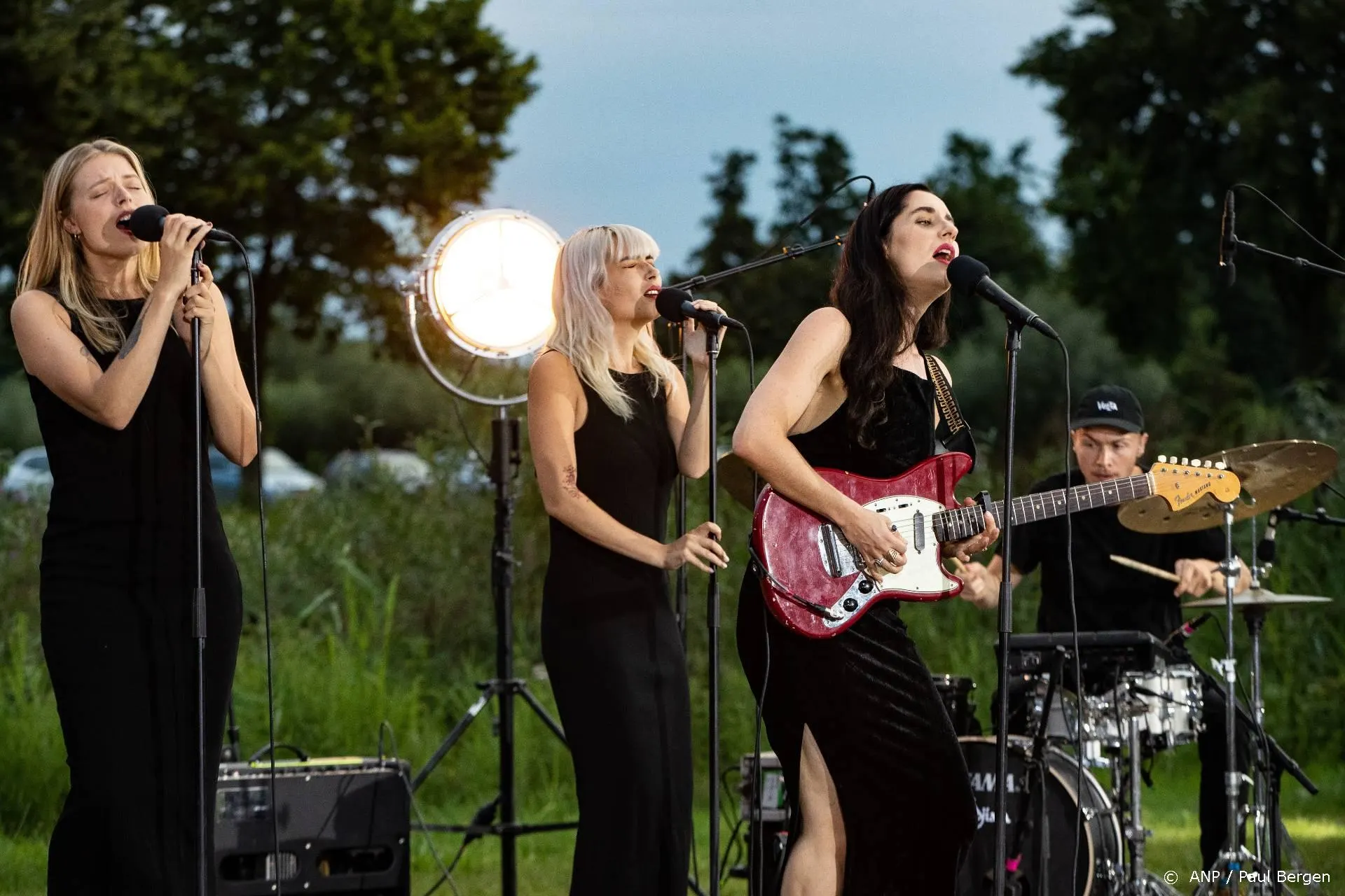 Eefje de Visser openingsact in tweede halve finale songfestival