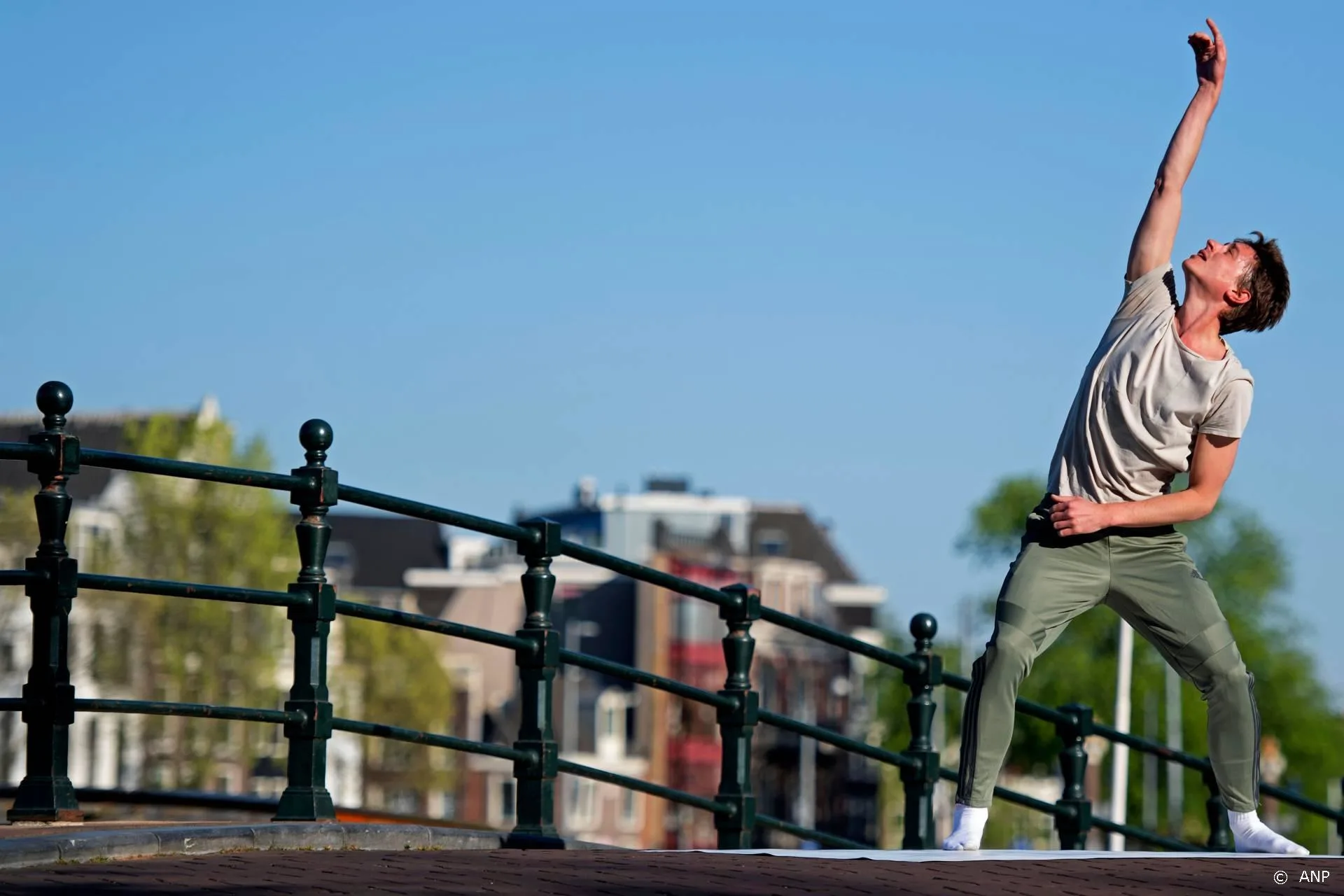 Leden Nationale Ballet dansen solo op straat voor filmproject