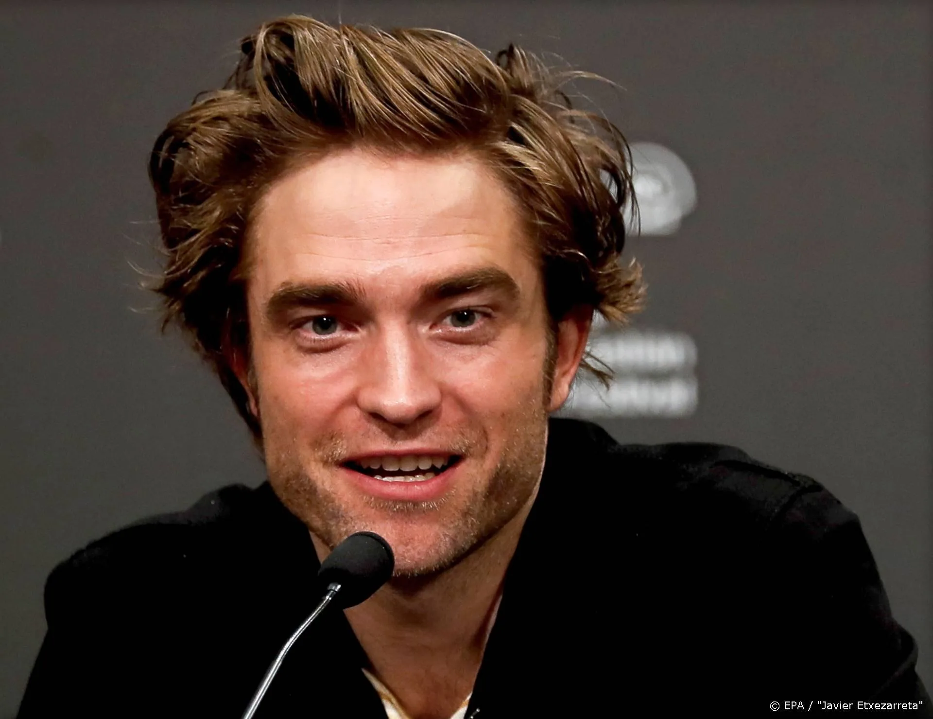 Robert Pattinson blaast magnetron op tijdens interview