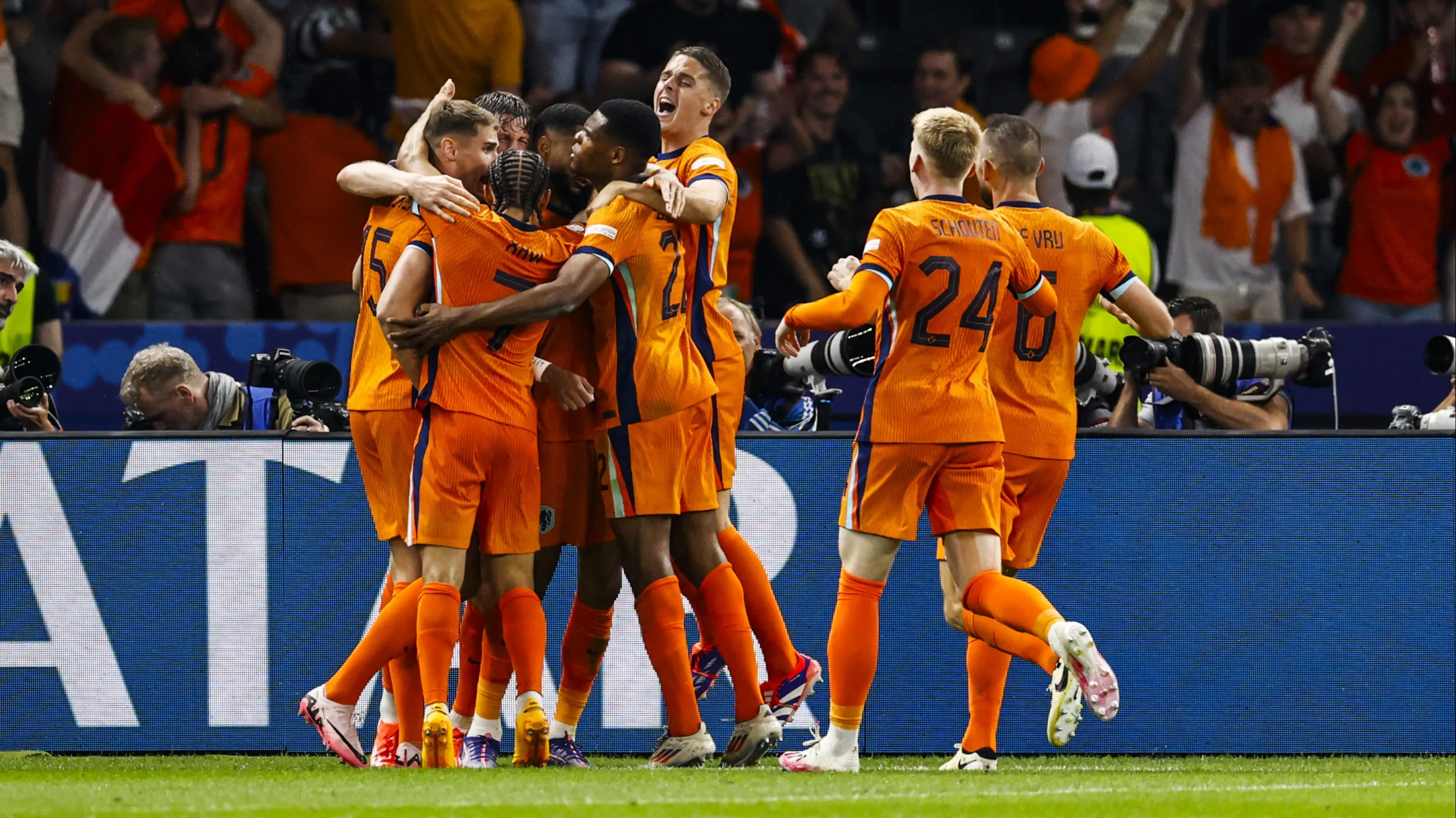 Van links, naar rechts: Oranje viert plek in halve finale