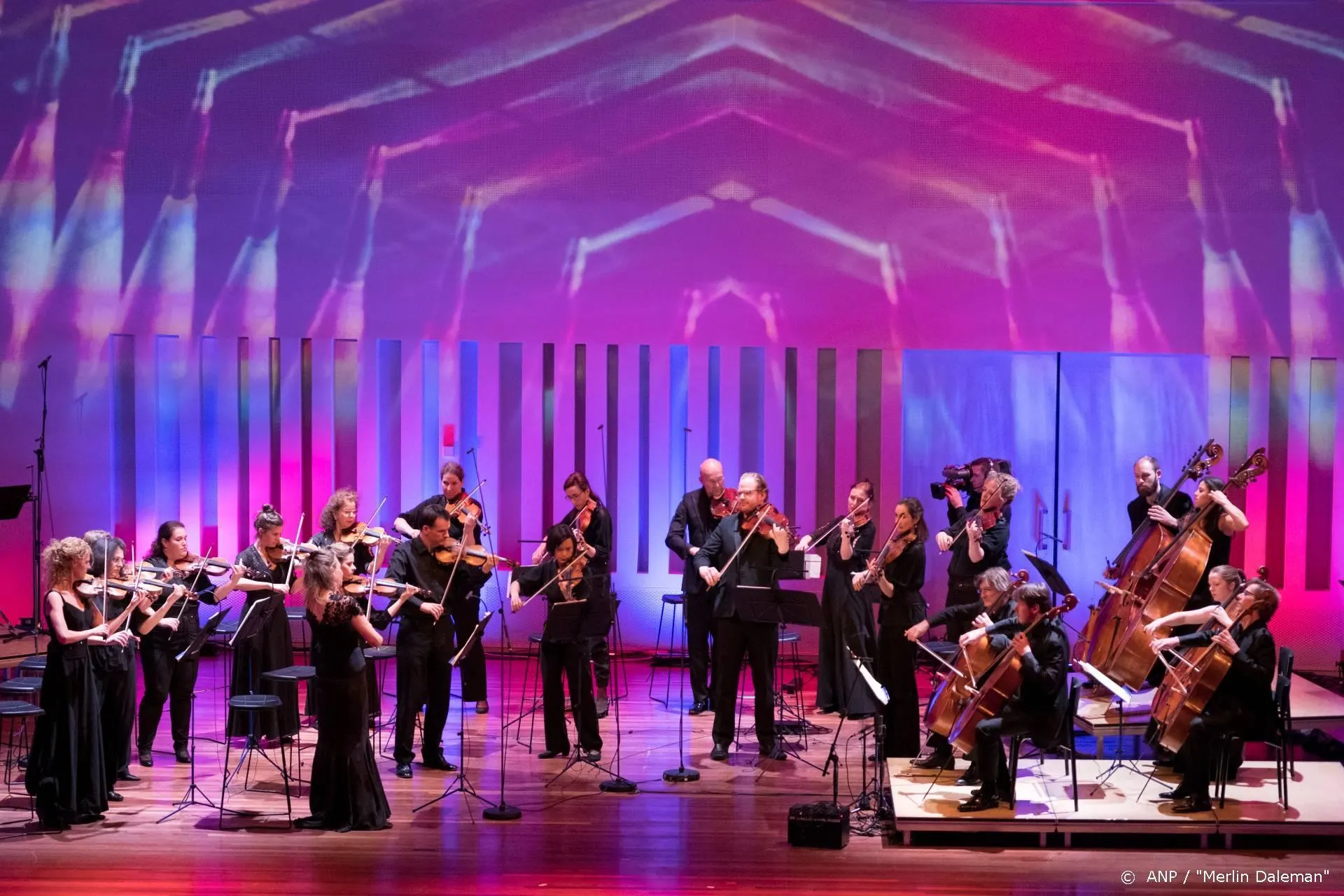Amsterdam Sinfonietta strikt zanger The Tallest Man on Earth