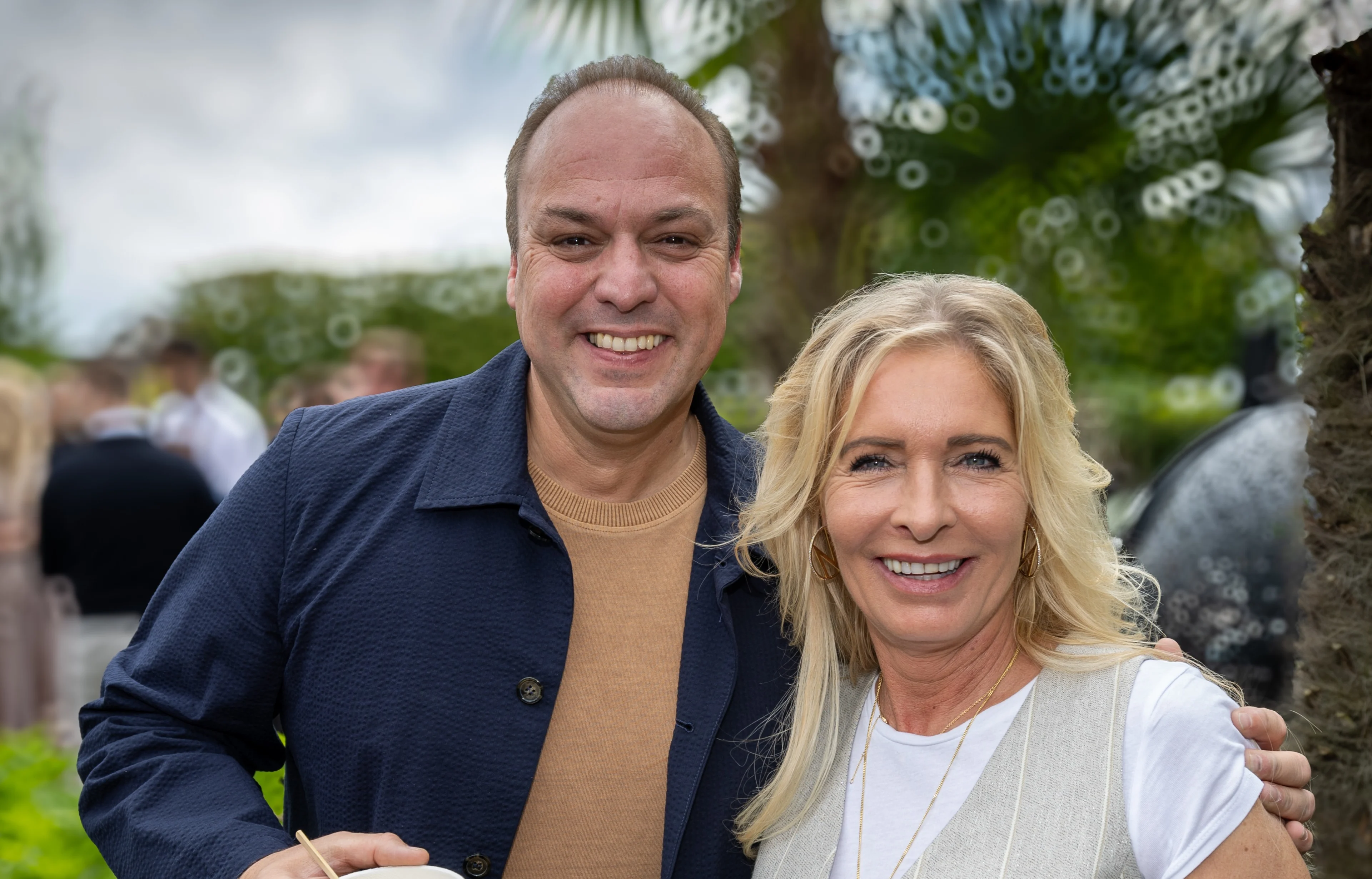Frans Bauer breekt door foto's overleden familielid