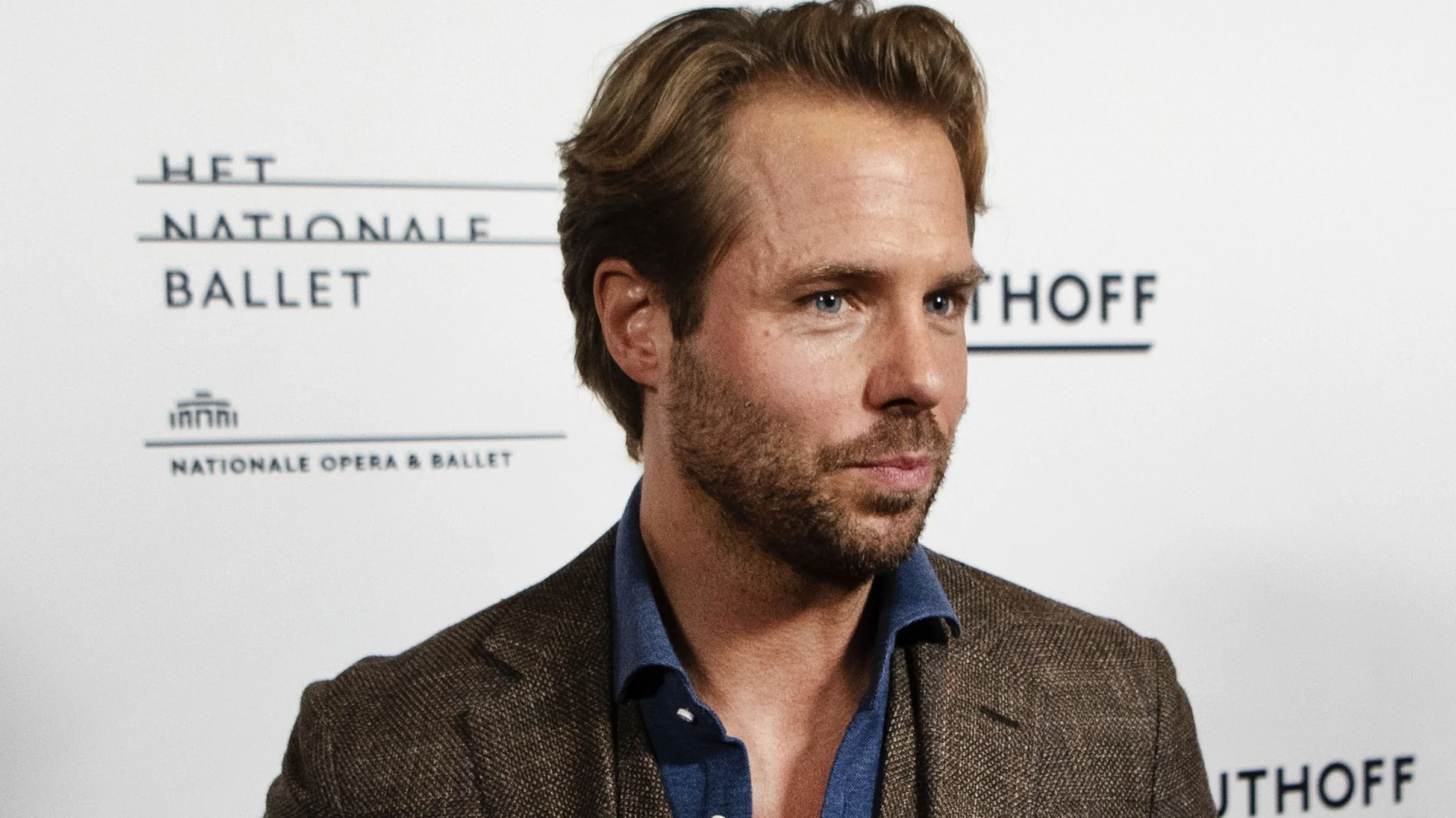 Zien: Thijs Römer duikt op bij Het Grote Ademnood Discobal