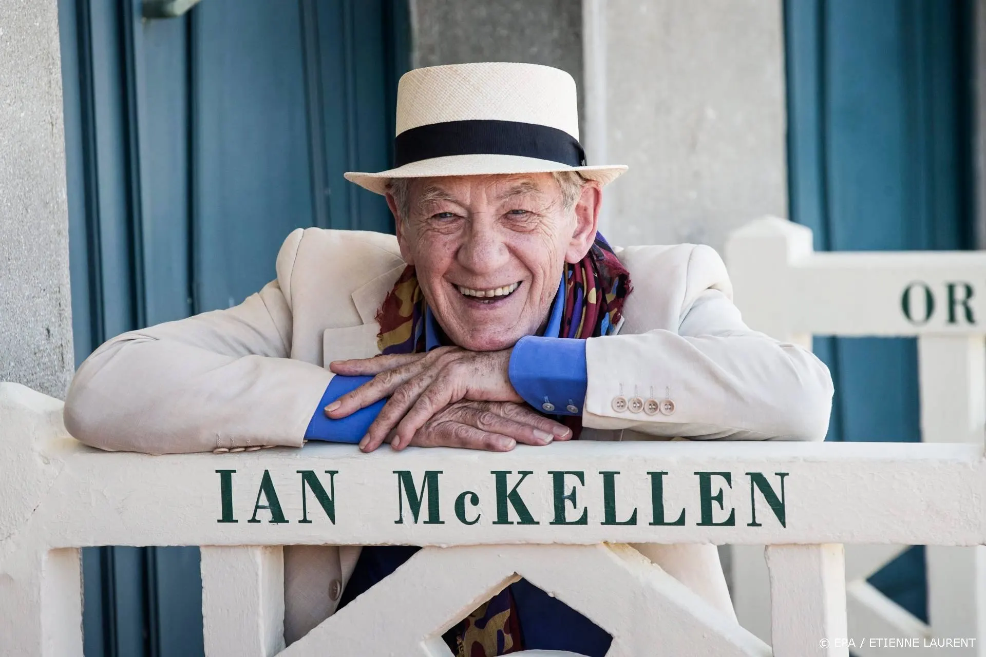 Sir Ian McKellen (81) dolblij na het krijgen van coronavaccin