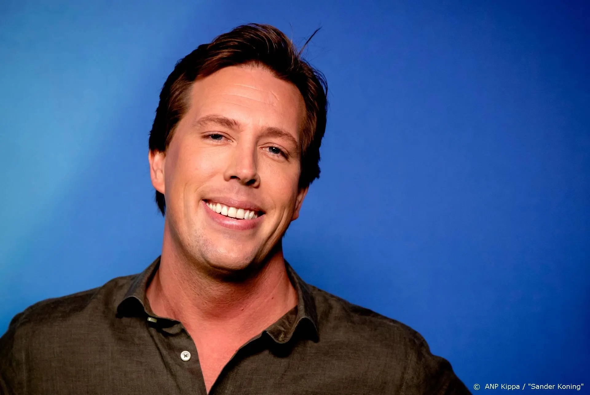 Freek Vonk en Qucee stellen vragen tijdens Nationale Schooltoets