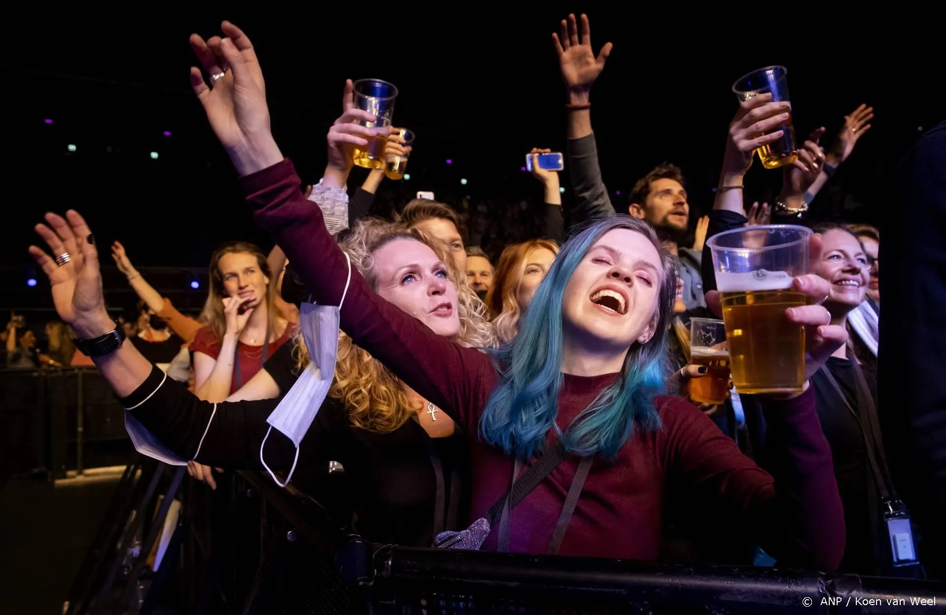 André Hazes heft glas op vader in de Ziggo Dome