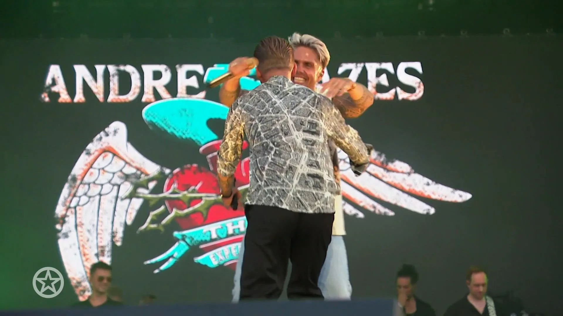 Tino Martin en Mart Hoogkamer verrast tijdens strandconcert