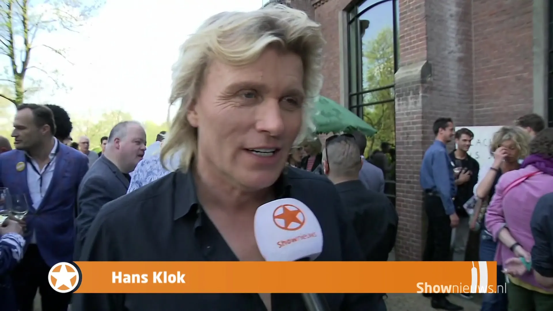 Tien prominenten op cover van tiende L'Homo