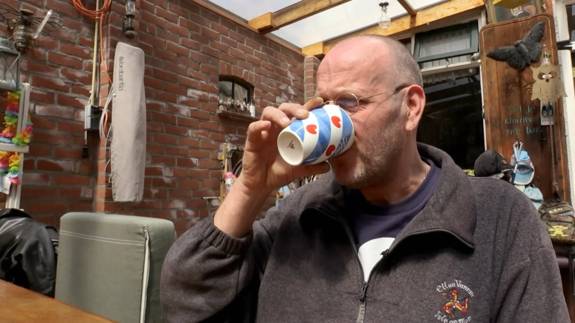 CONFLICT over ERFGRENS: KAPTE buurman ILLEGAAL de CONIFEREN?