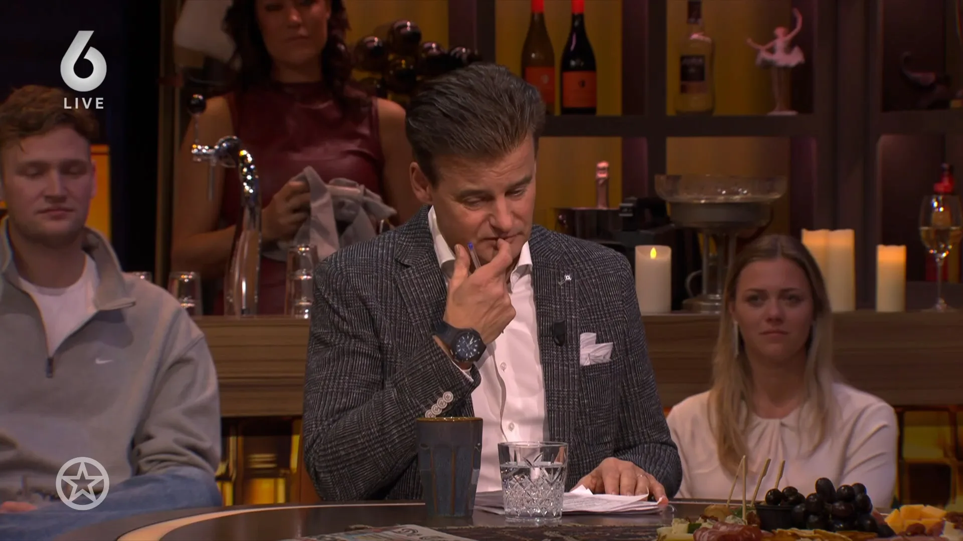 Wilfred Genee zichbaar aangeslagen na brand bij zijn huis