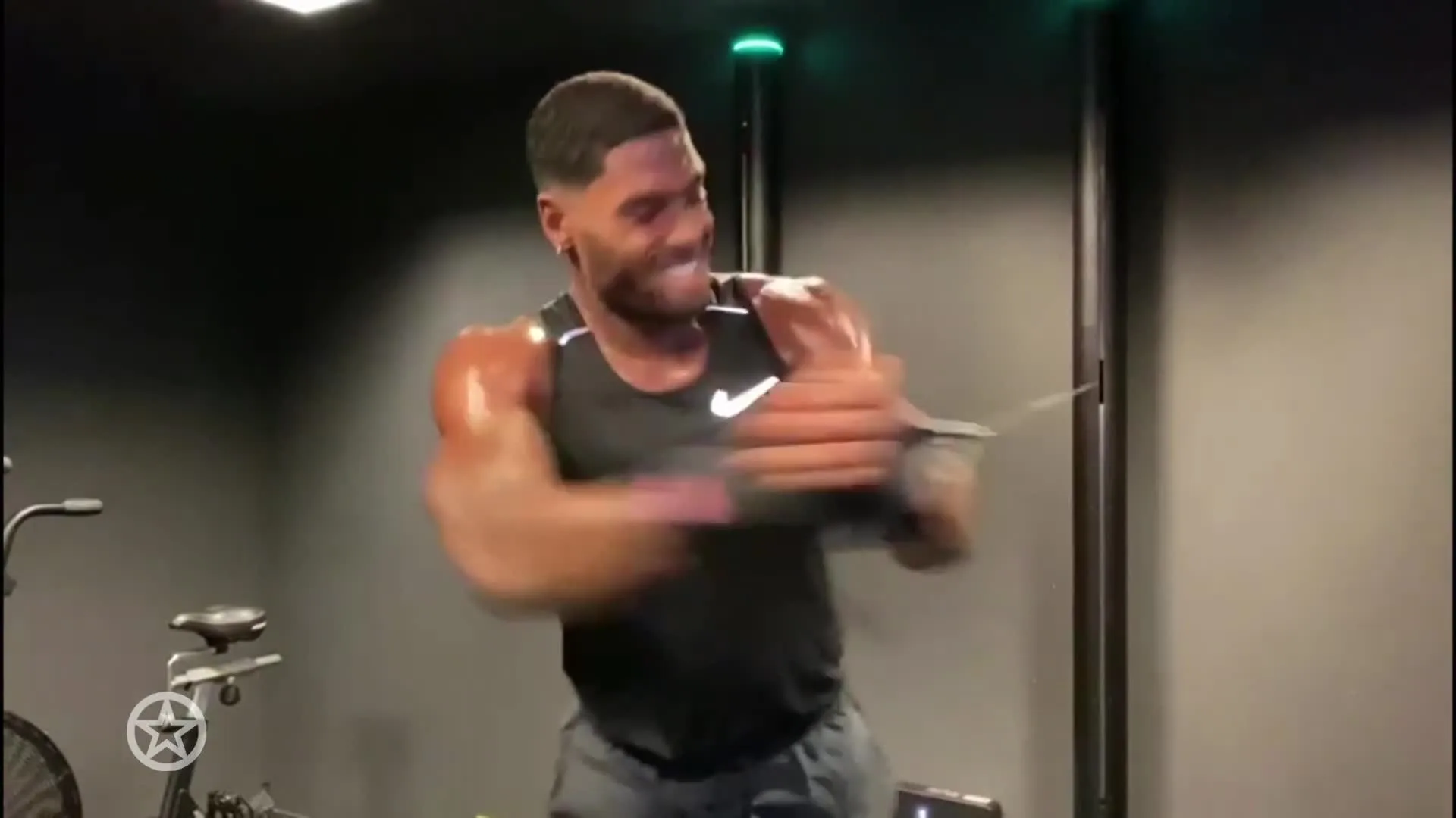 Denzel showt killerbody en Famke Louise stralend zwanger