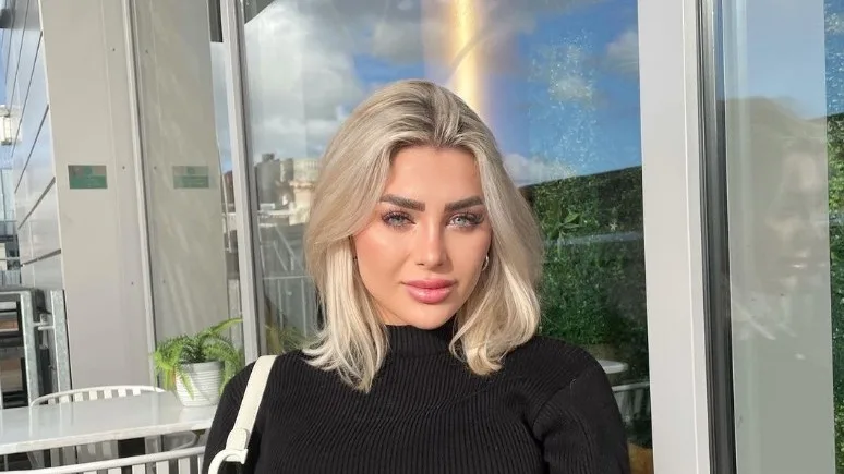 Hoofd Brits OnlyFans-model 'ontploft' in vliegtuig