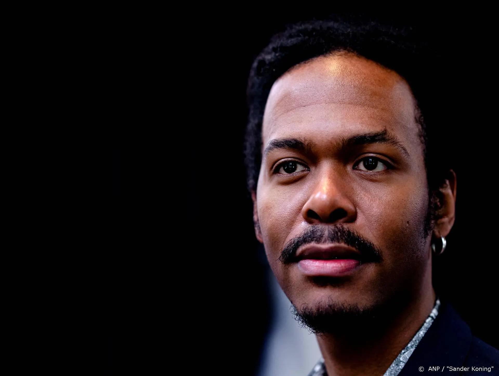 Jeangu Macrooy maakt video bij nummer over Keti Koti