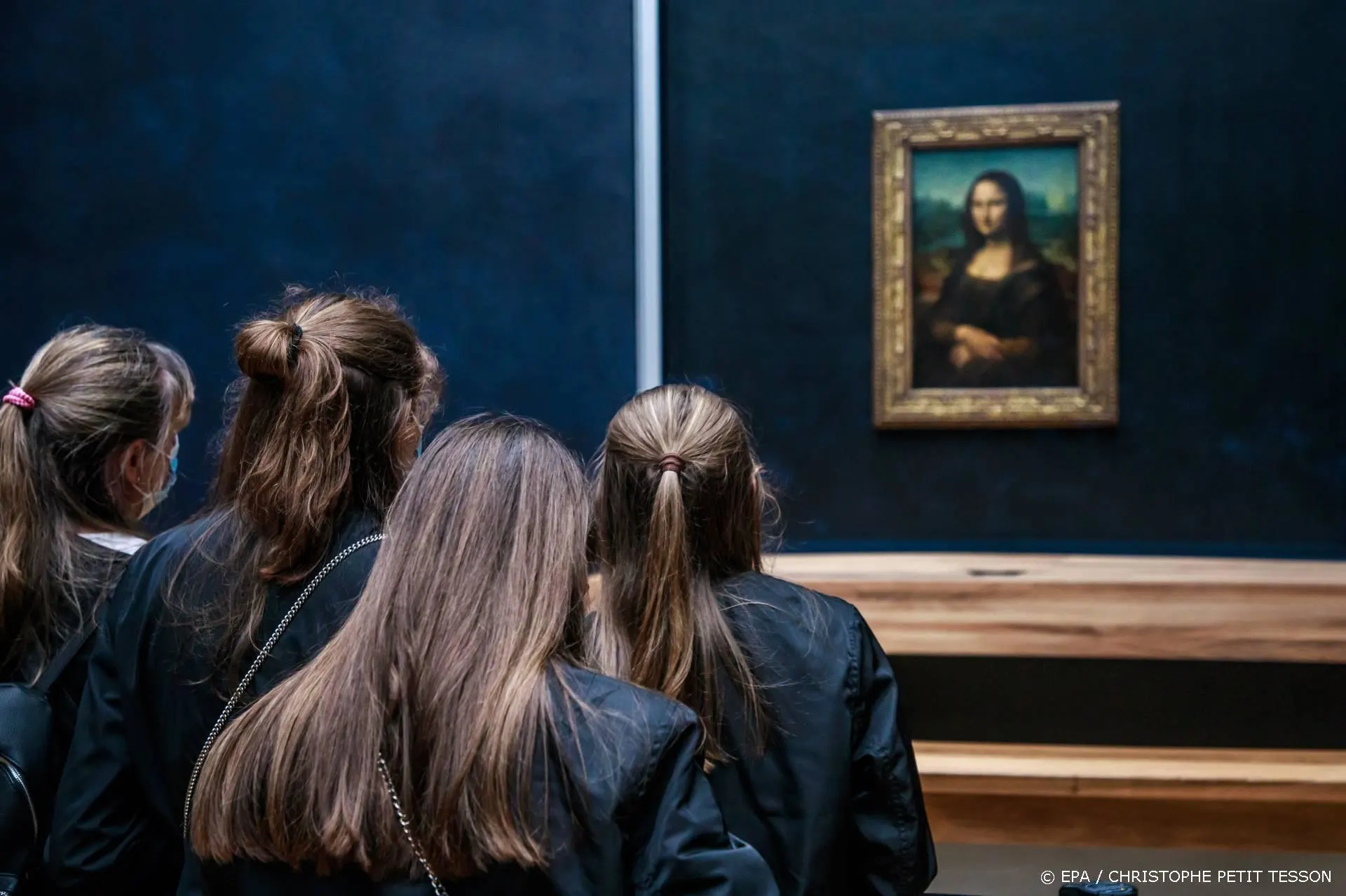 VIDEO: Bezoeker valt de Mona Lisa aan met een taart