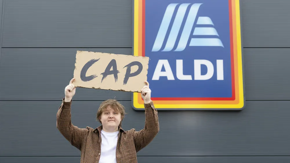 Lewis Capaldi geeft verrassingsoptreden in ALDI-supermarkt
