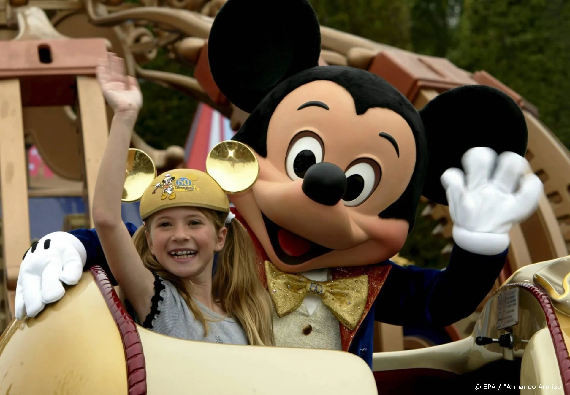 Helft aantal bezoekers bij heropening Disneyparken