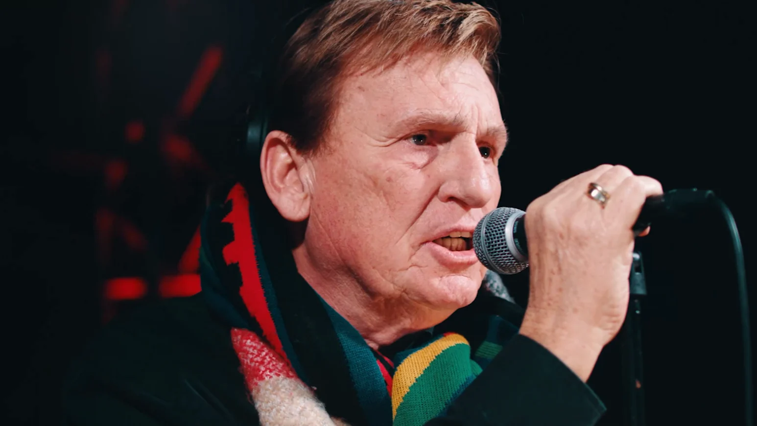 Henny Huisman zingt voor de zorg en de horeca