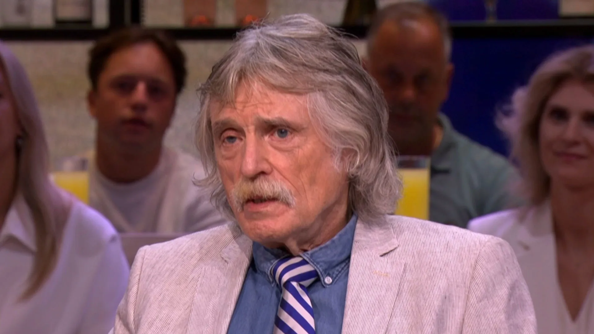 Johan Derksen oppert nieuwe vrouwelijke tafelgast bij Vandaag Inside: 'Ze is wel een personality'