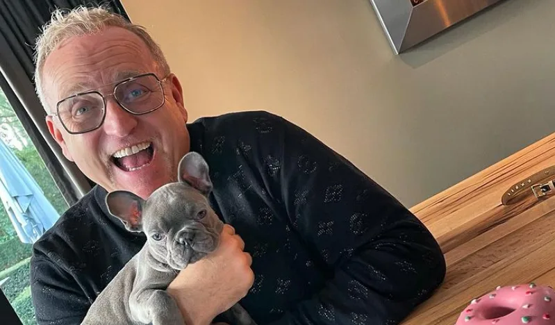 Gordon laat hondje Toto met privéjet overvliegen