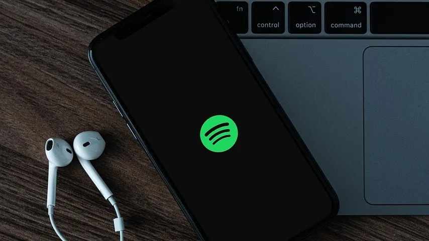 Nederlandse ex-rapper roept op niet meer naar zijn muziek te luisteren