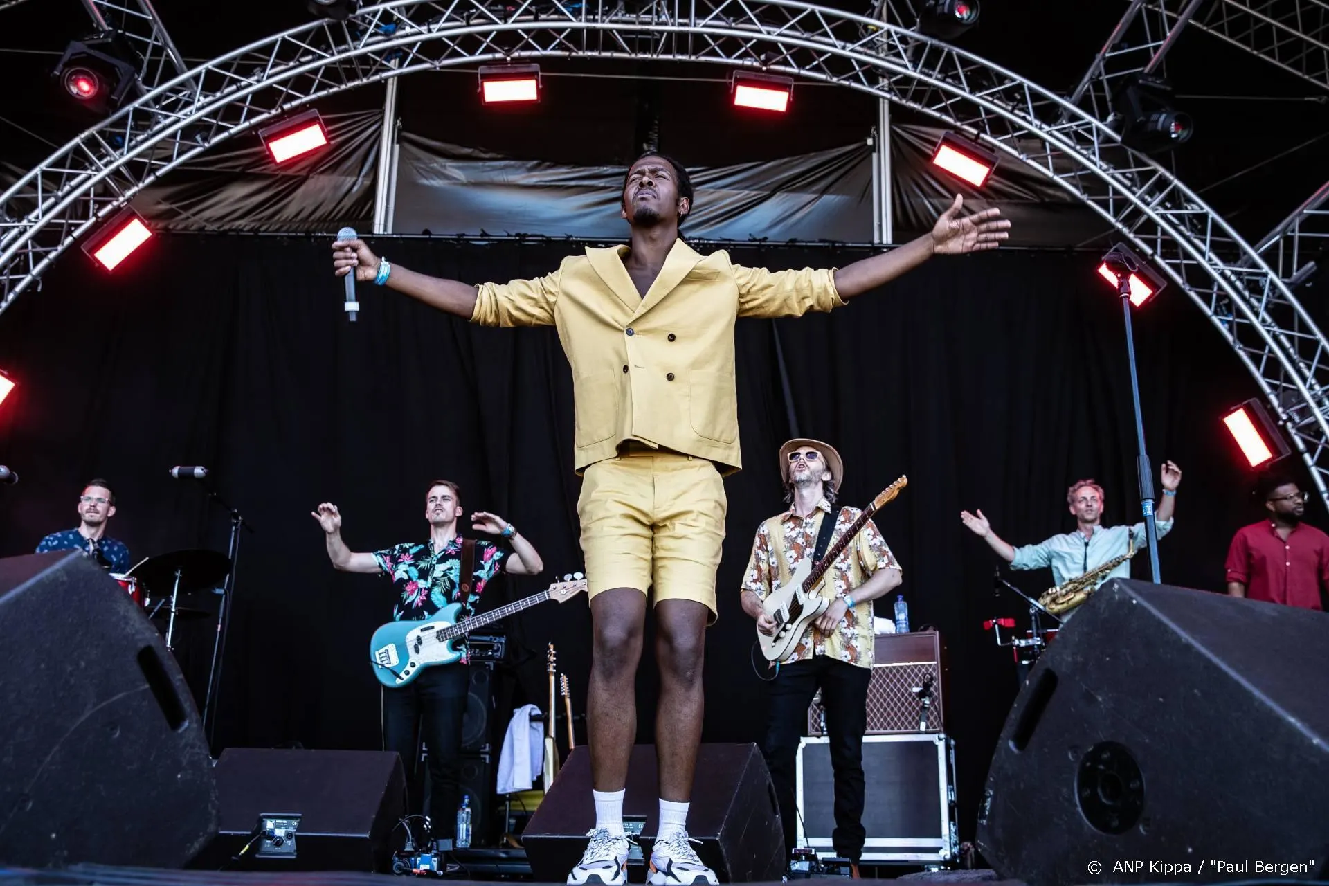 Jeangu Macrooy houdt publiek spiegel voor