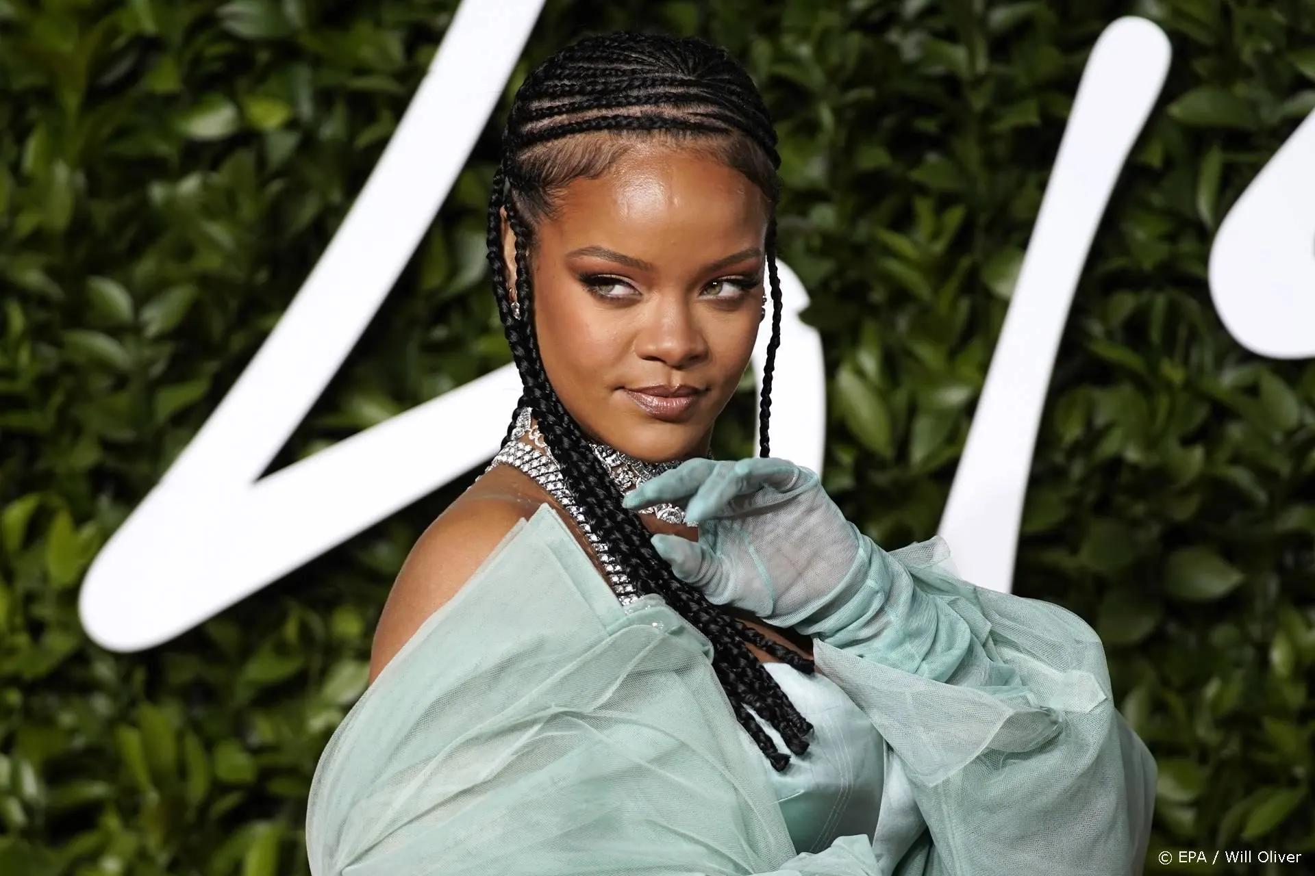 Rihanna laat fan weten dat ze niet zwanger is