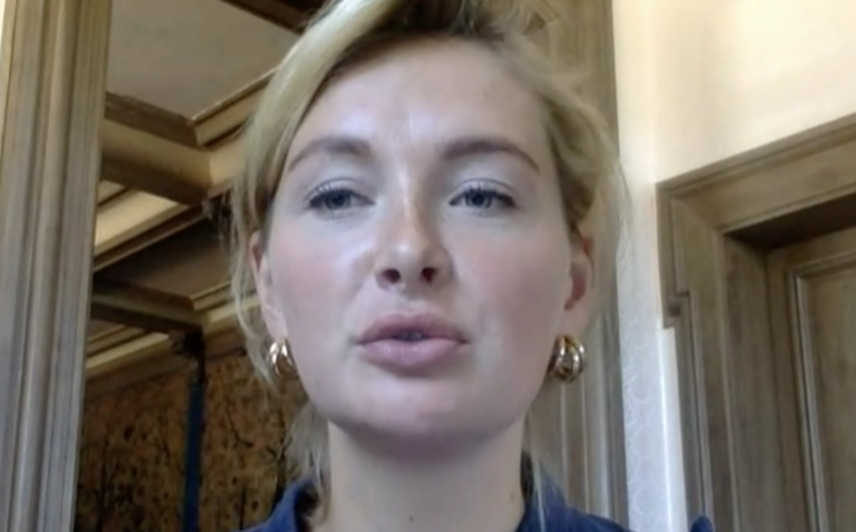 Maxime leert les uit 'kledingrel'