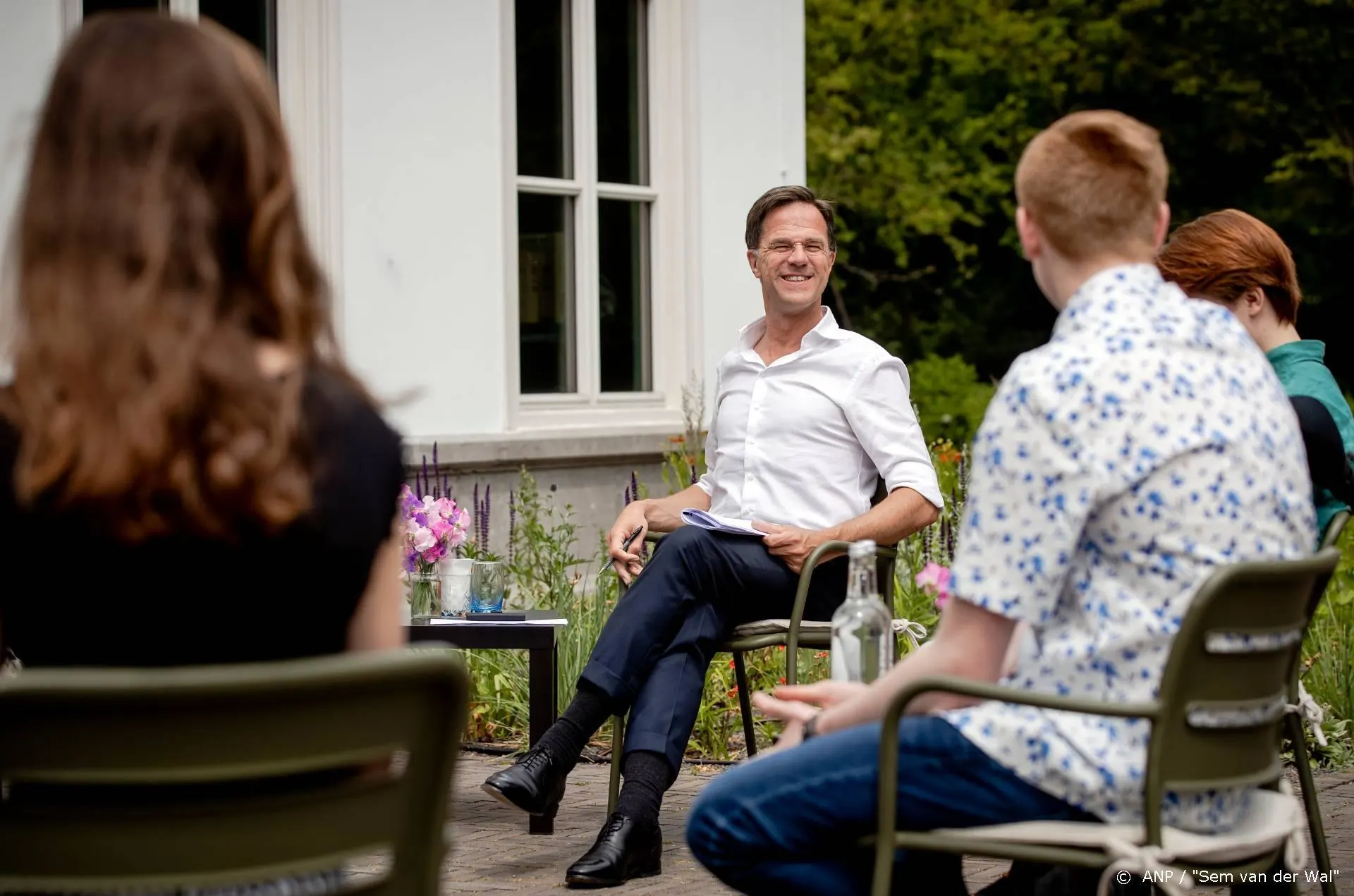 Mark Rutte feliciteert geslaagde scholieren tijdens onlinefeest