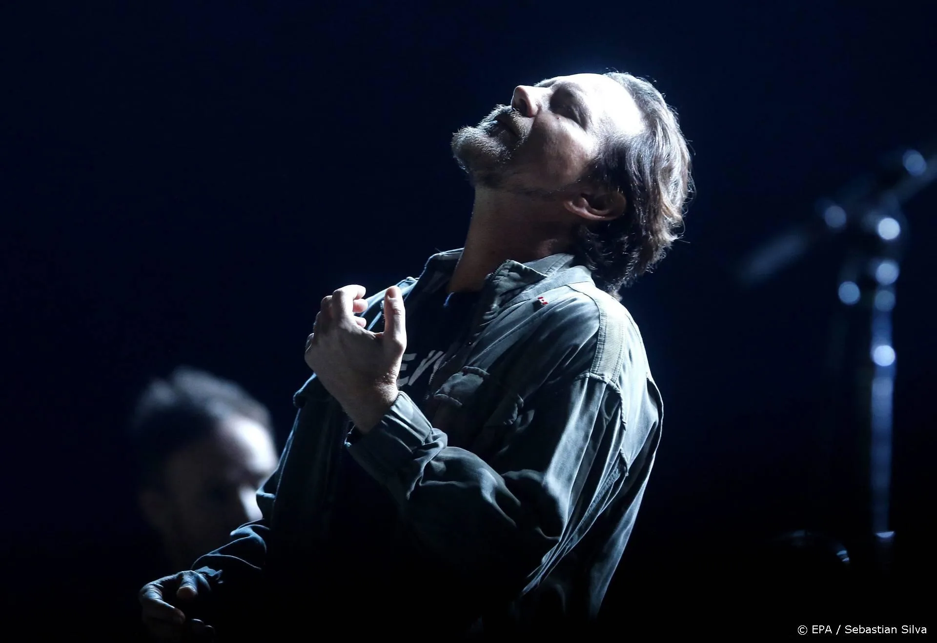 Pearl Jam-zanger Eddie Vedder bedankt Nederlandse arts tijdens concert