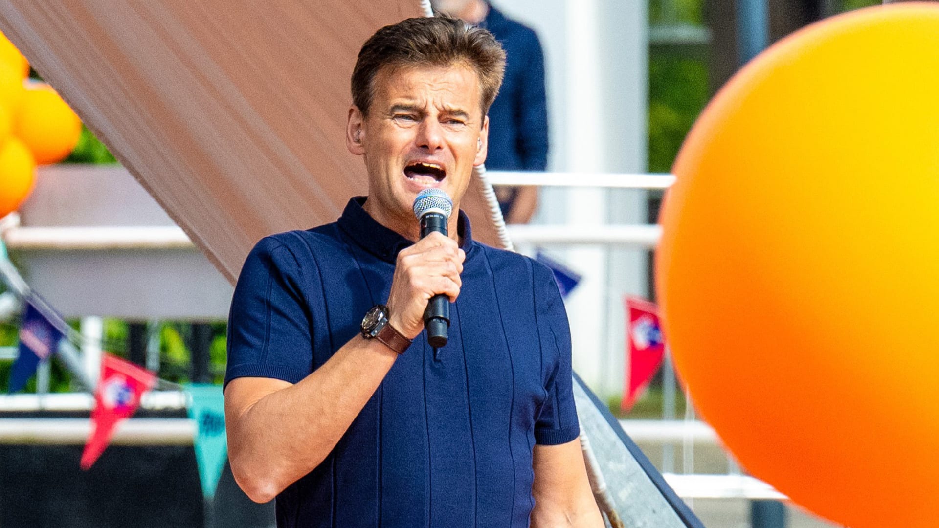 Wilfred viert vandaag zijn verjaardag luidkeels: 'De karaokeset staat klaar!'