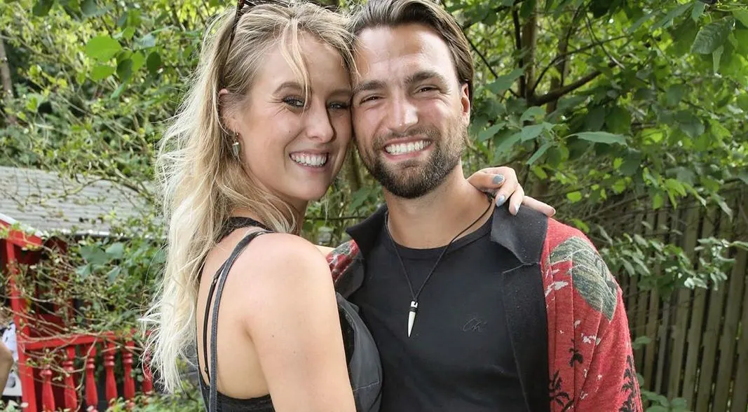 Oud-Utopiaan Romy geniet van eerste stranddag met dochter