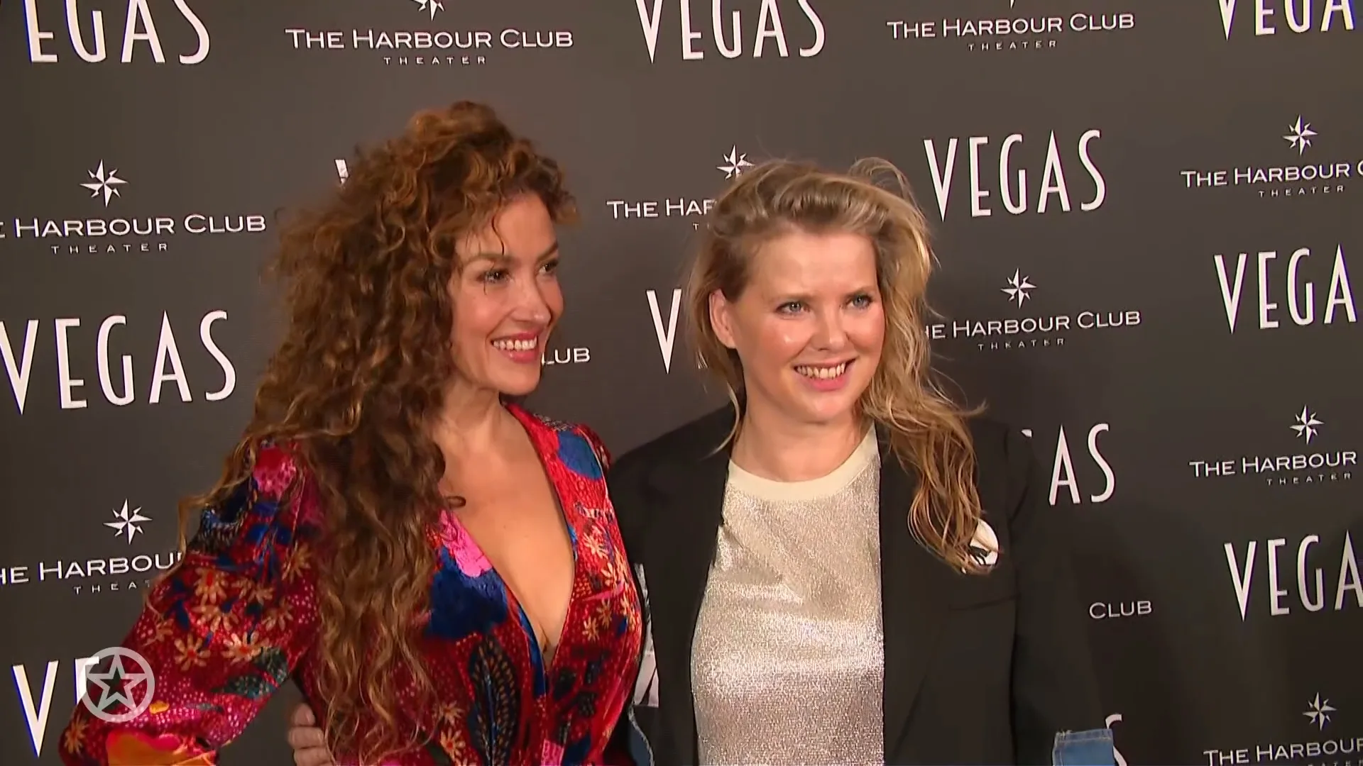 Hans Klok treedt op bij Het Grote Ademnood Discobal van Katja en Babette