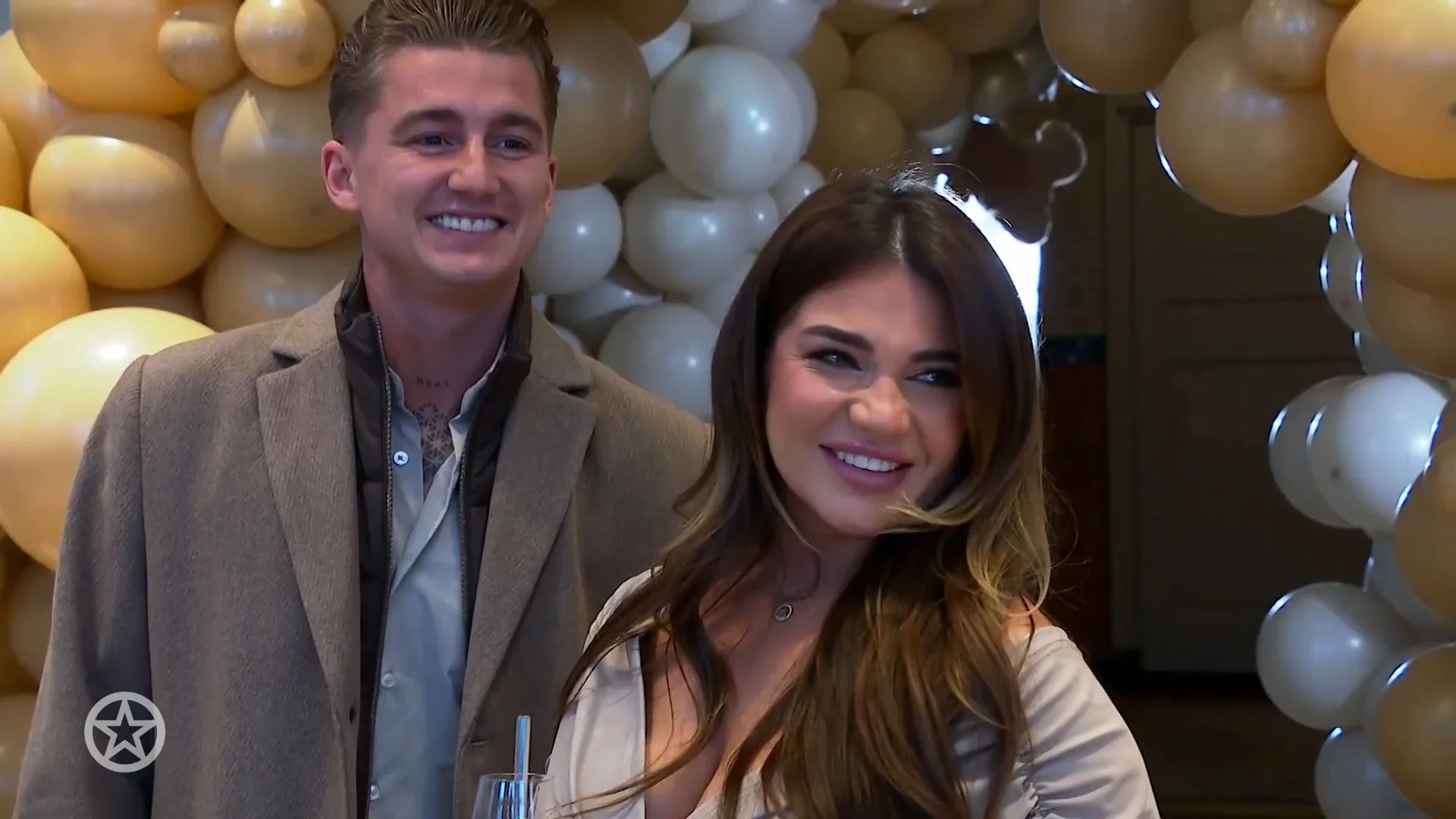 ZIEN: Mart Hoogkamer verrast Jennifer met 'sprookjesachtige babyshower'