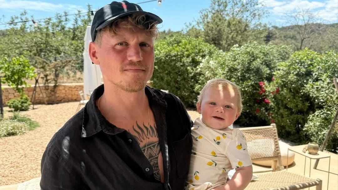 Kaj Gorgels deelt trots het geslacht van zijn tweede kindje