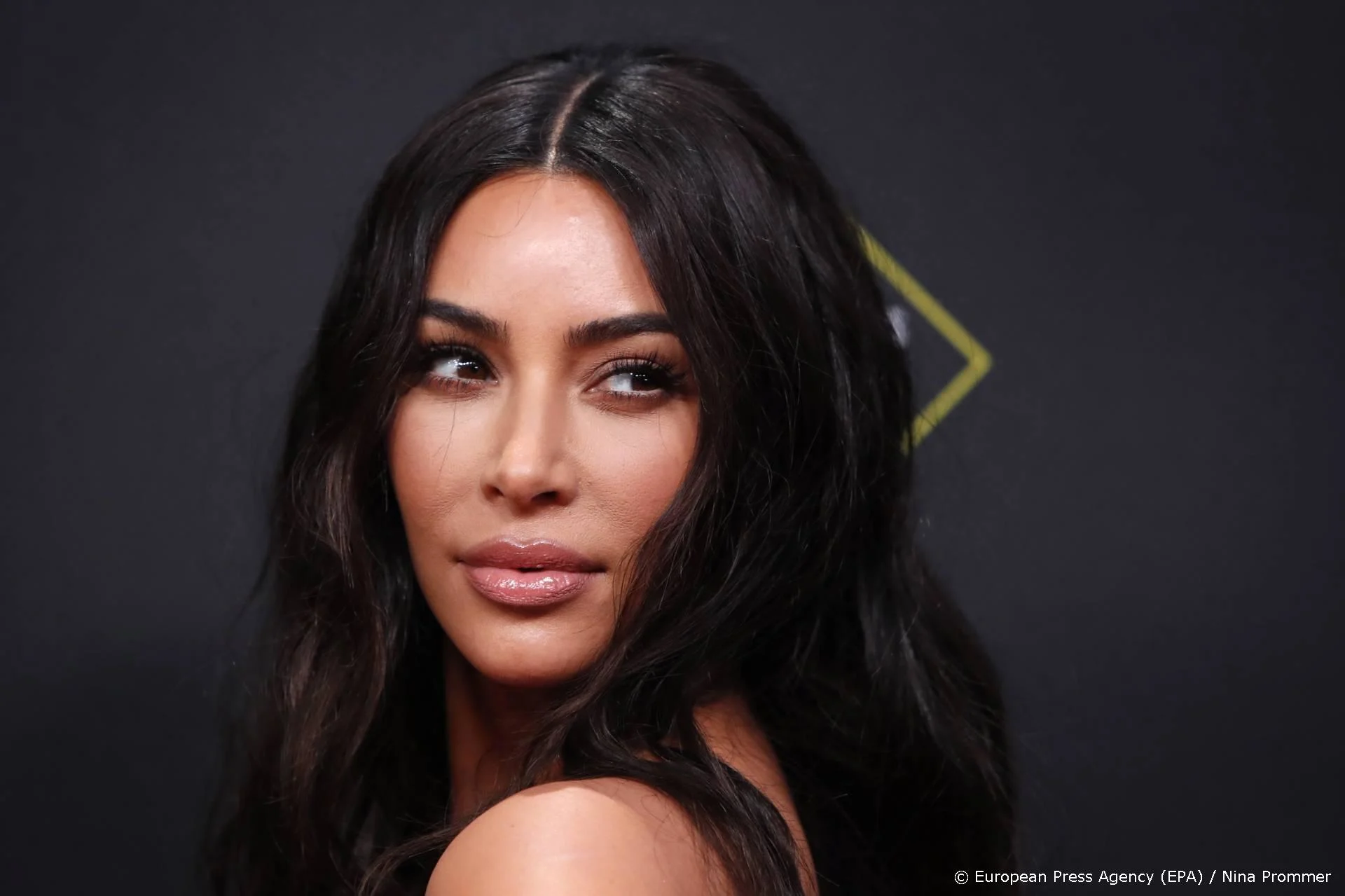 Kim Kardashian onder vuur na ongepaste kledingkeuze rond kinderen