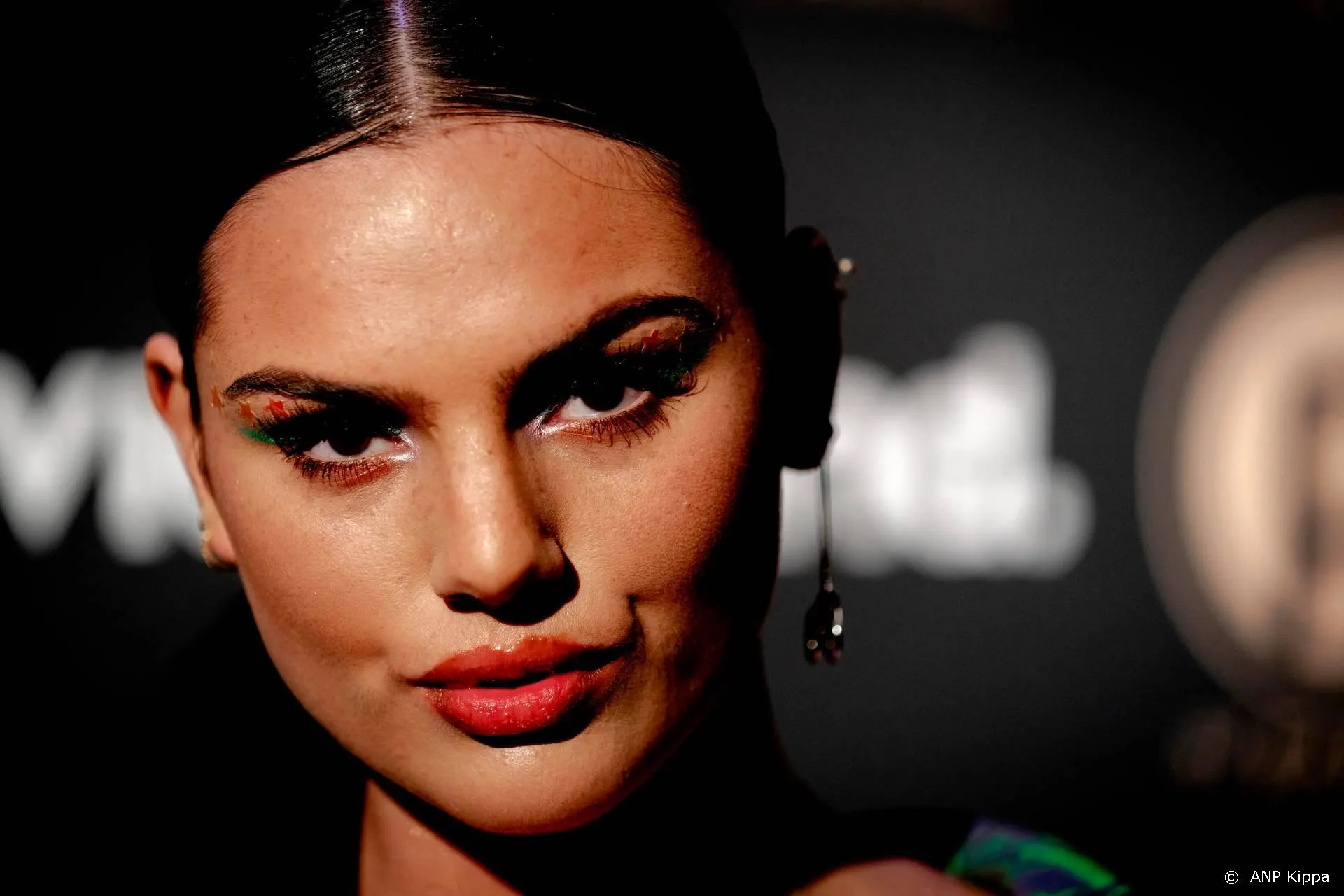 Famke Louise zoenend gespot met oud-voetballer