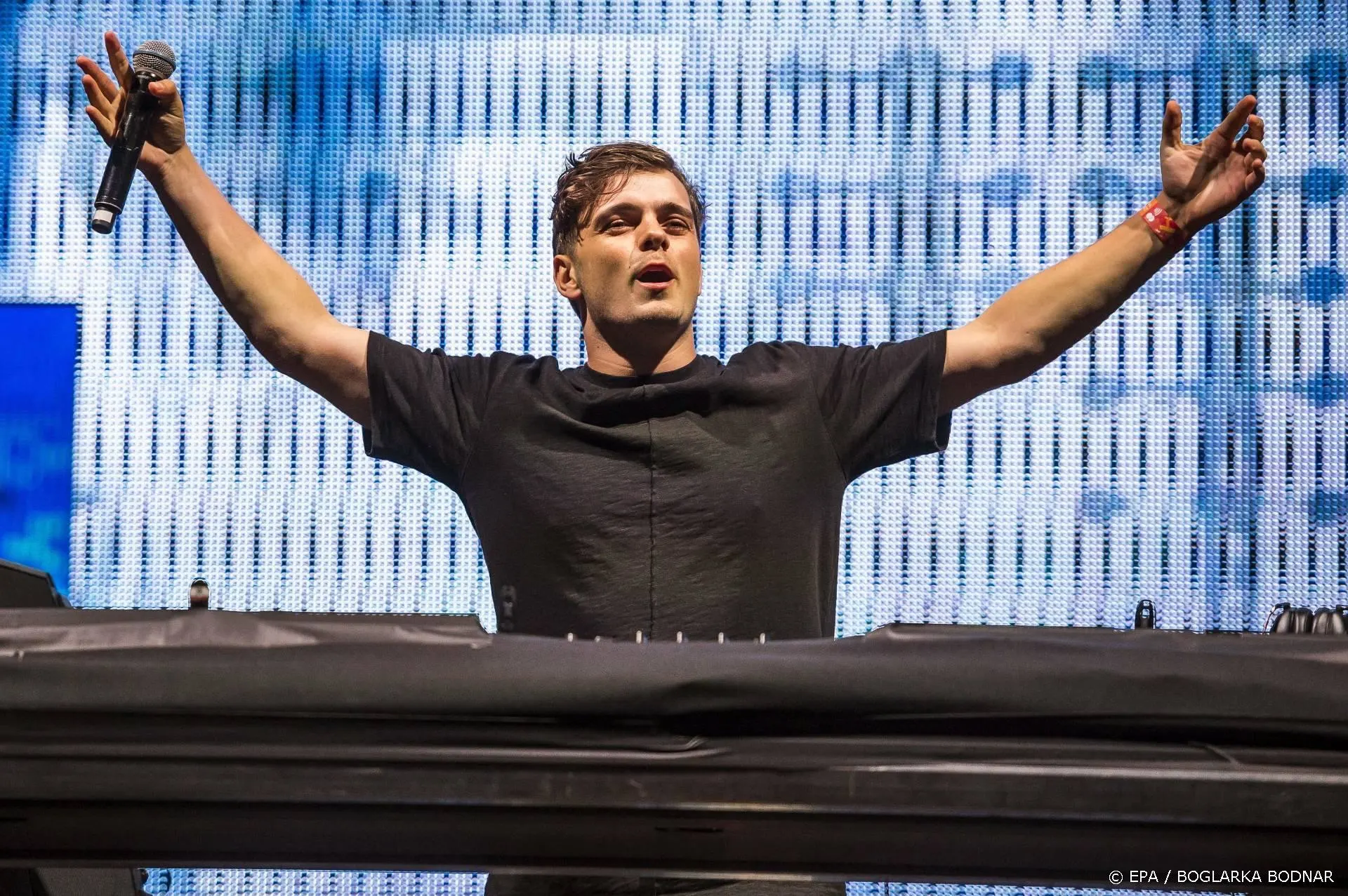 Virtuele Garrix en Bono bij openingsceremonie EK in Rome