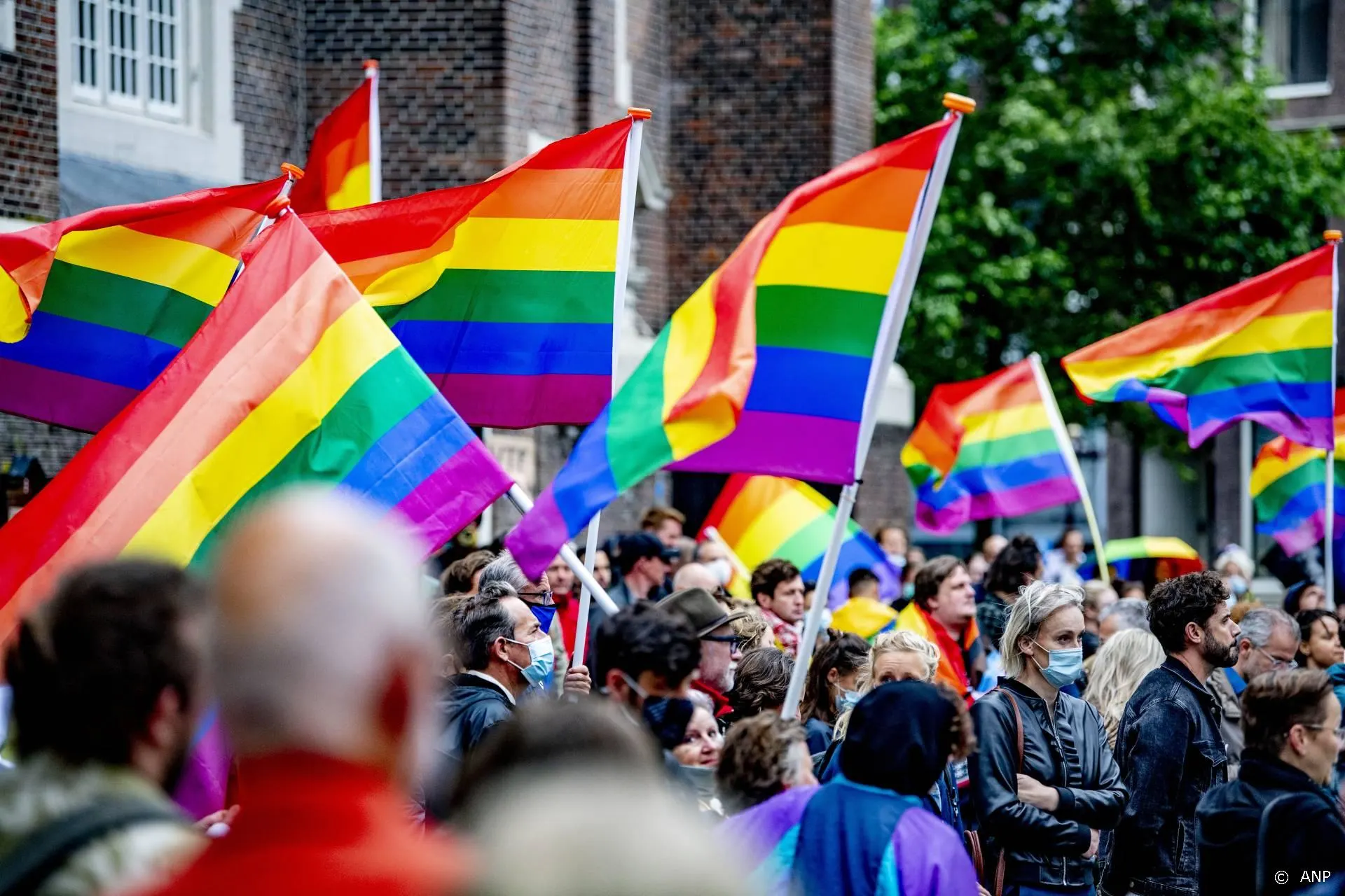 Ziggo Dome in regenboogkleuren tegen Hongaarse wet