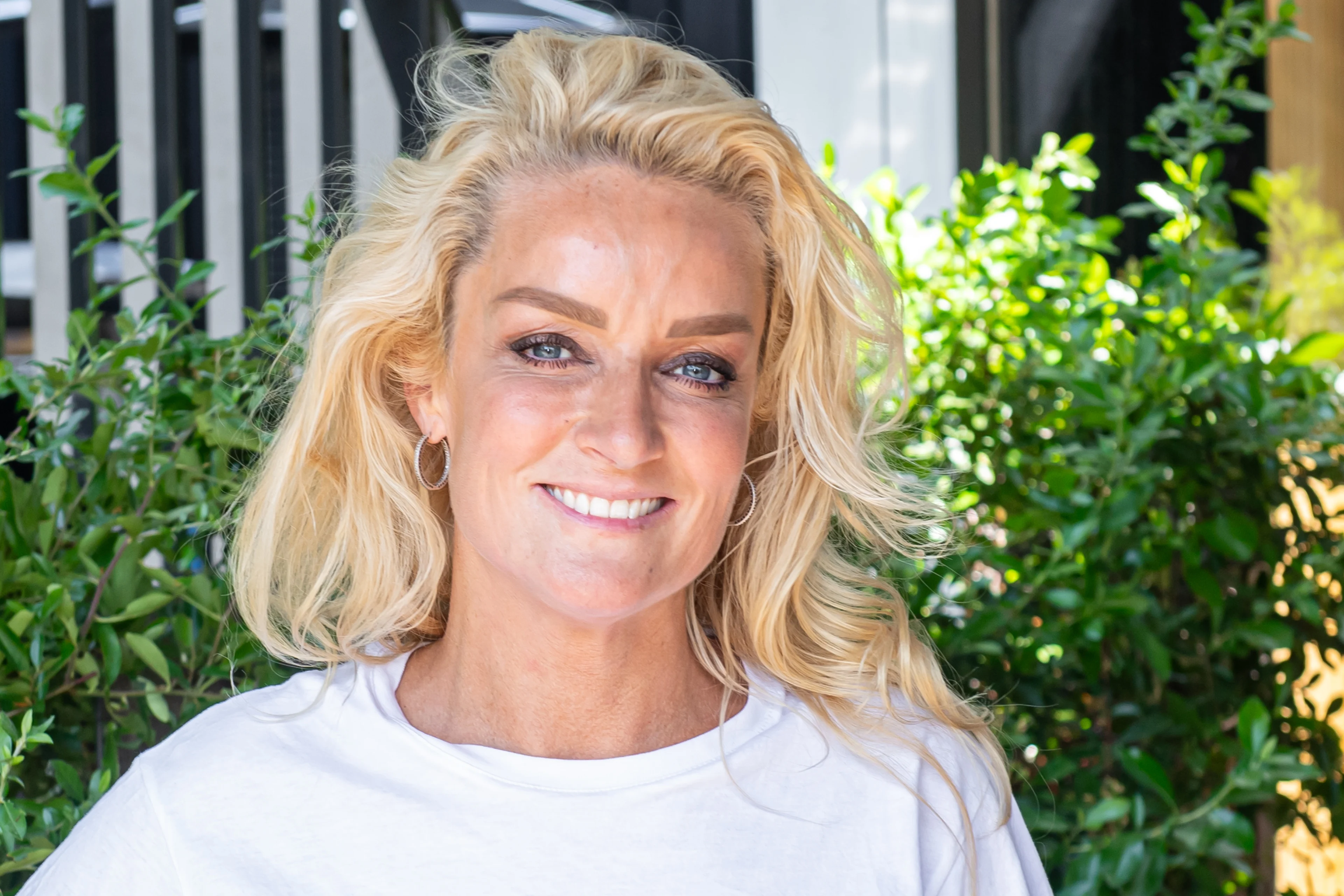 ZIEN: Samantha Steenwijk verliest zwembroekje tijdens zwemmen