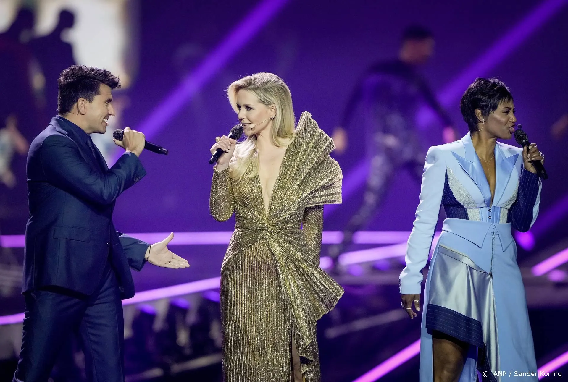 Songfestivalpresentatoren openen zingend finale
