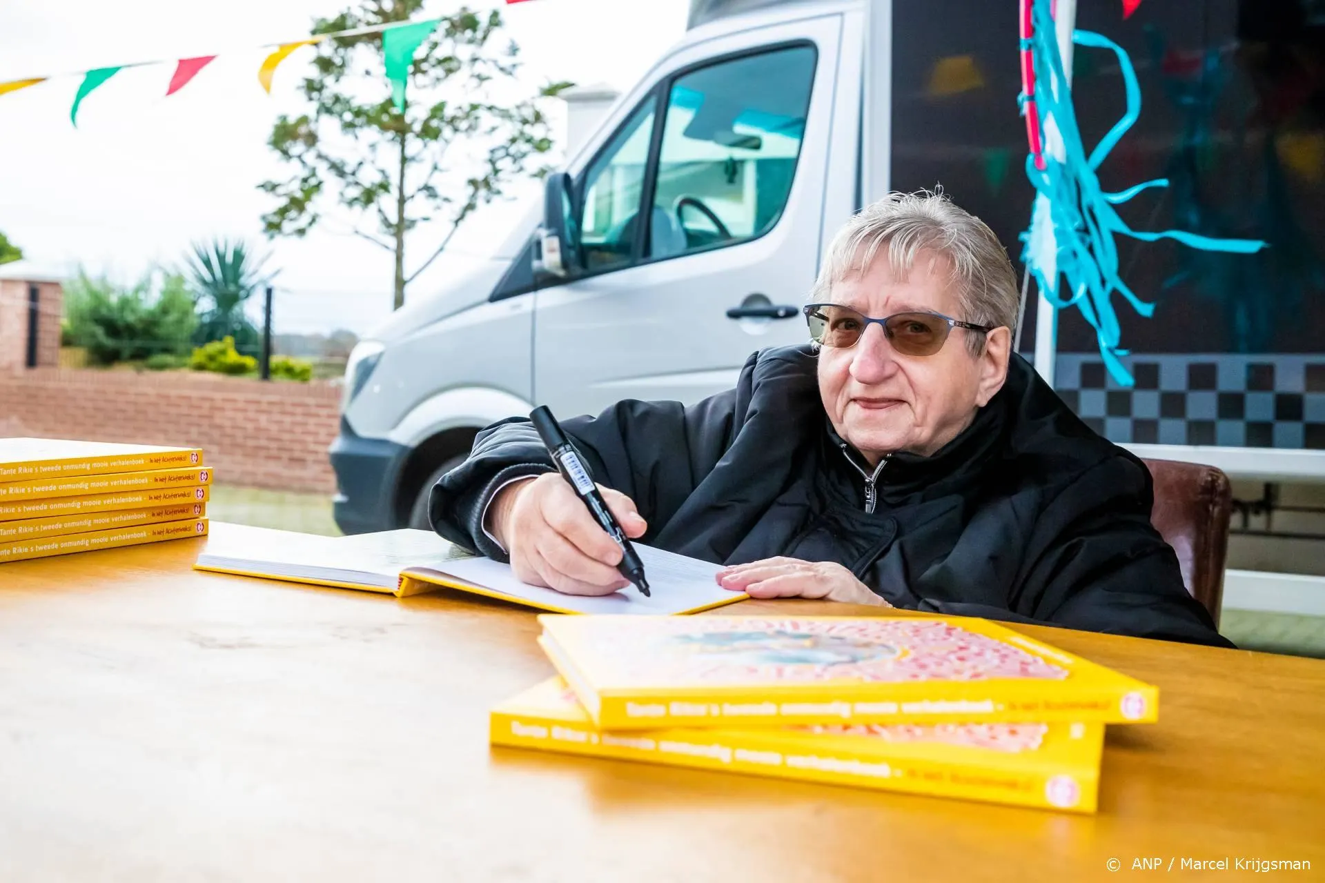Tante Rikie signeert kinderboek tijdens drive-in op Zwarte Cross