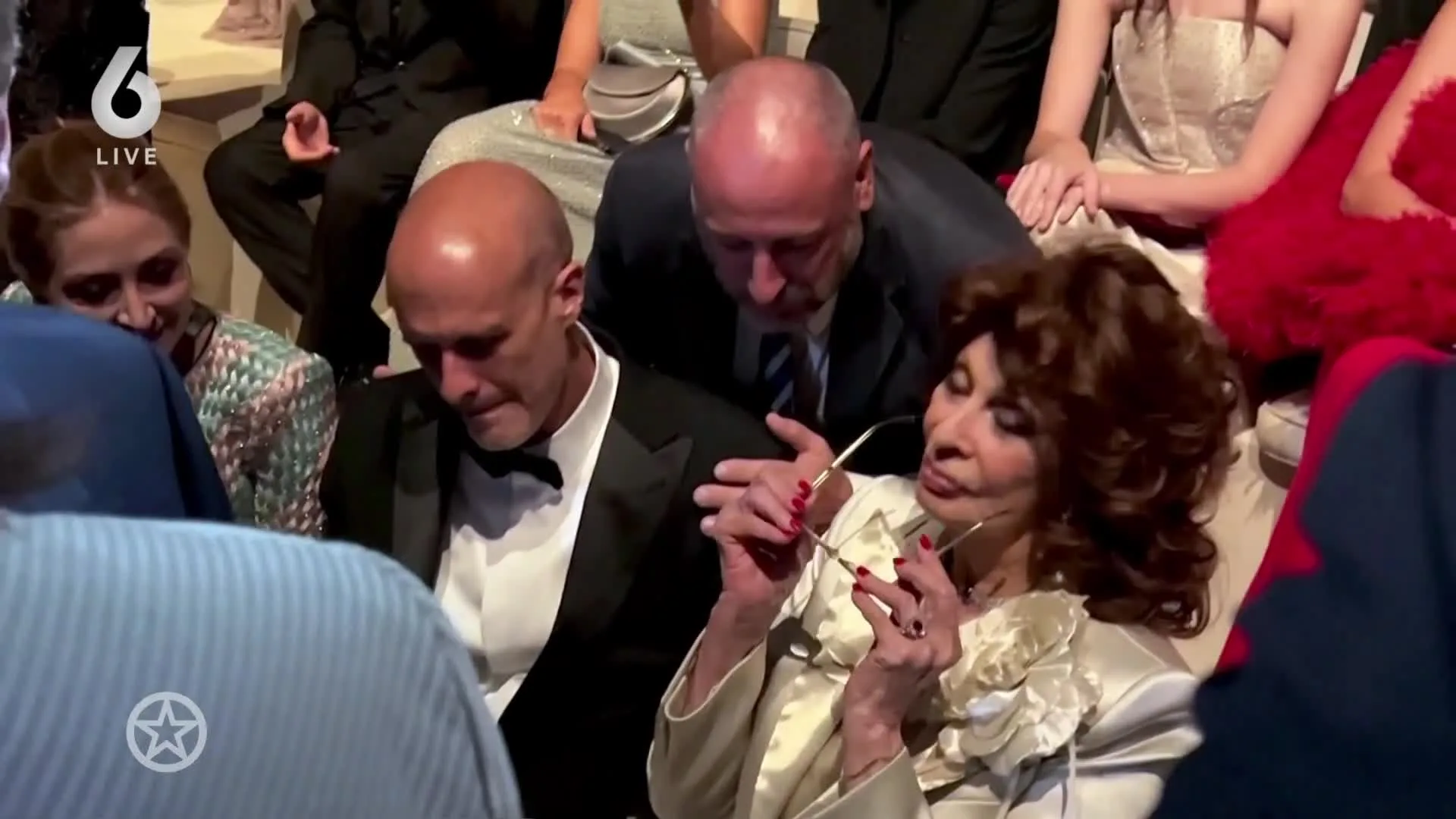 Amalia gespot met jongen op het terras